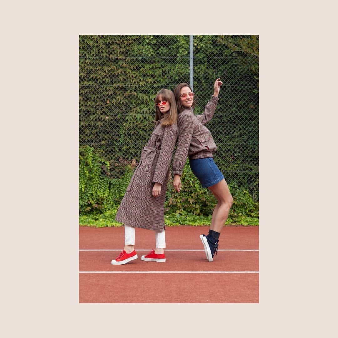 ベンシモンのインスタグラム：「Notre hashtag #enBensimonàlamaison marche aussi pour nos B79 ! ​Envoyez-nous vos photos de vos jolis pieds en tennis nous les partageons toutes ! 👐🏽 ​Pssst ! Vous êtes passé découvrir nos nouvelles couleurs sur le site ? ✨ ​🇬🇧 Our hashtag #enBensimonàlamaison also works for our B79s! Send us your photos and we'll share them all! 👐🏽 Did you come by to discover our new colours on the site? ✨ ​#bensimon #mode #tennis #fashion #confinéemaisstylée #enBensimonàlamaison」