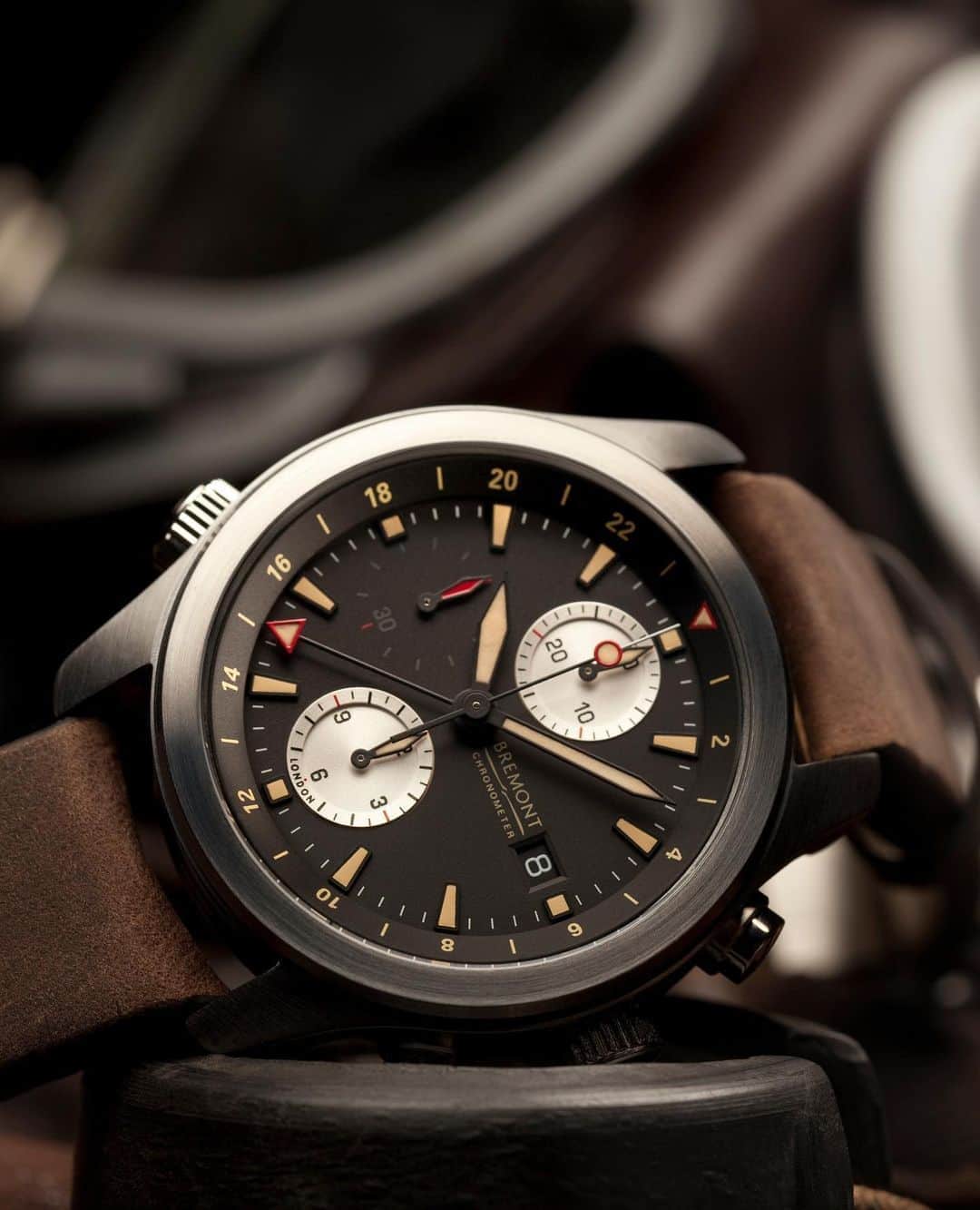 ブレモンさんのインスタグラム写真 - (ブレモンInstagram)「Contours on a watch dial require precision. ⁠⠀ ⁠⠀ On the ALT1-ZT, the sub dials were given greater depth with a more pronounced design, making that "London" moniker slightly more eye-catching. Its metal dial and coated nickel hands with Super-LumiNova® luminous coating strengthen the look even further.⁠⠀ ⁠⠀ Tap to see more of the ALT1-ZT.⁠⠀ ⁠⠀ #bremont #bremontwatches #pilot #pilotwatch #aviation #aviationfan #WW2 #aircraft #spitfire #classic #luxurywatch #chronograph #chronograph #vintage」11月6日 2時31分 - bremontwatches