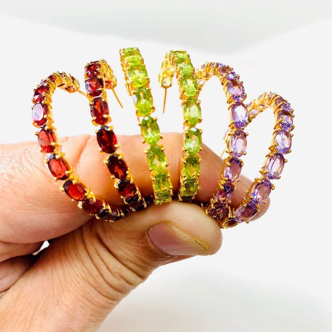 のインスタグラム：「Fun and new hoops ! . . . . . #hoops #earrings #colors #semipreciousstones #makeyourown #bespoke #earsperation #」