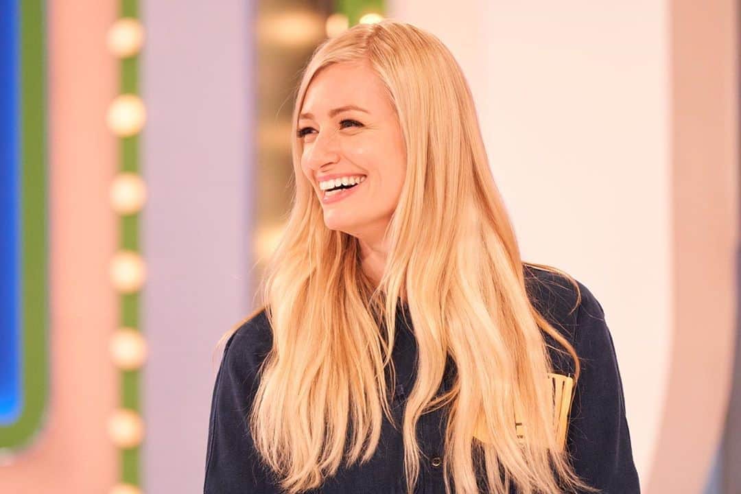 ベス・ベアーズのインスタグラム：「Simpler times on #thepriceisright ....trying to remember laughter is the best medicine for this uncertainty. @theneighborhood love coming to work to escape from watching the news.   @kmannmakeup  @hairbyaviva」