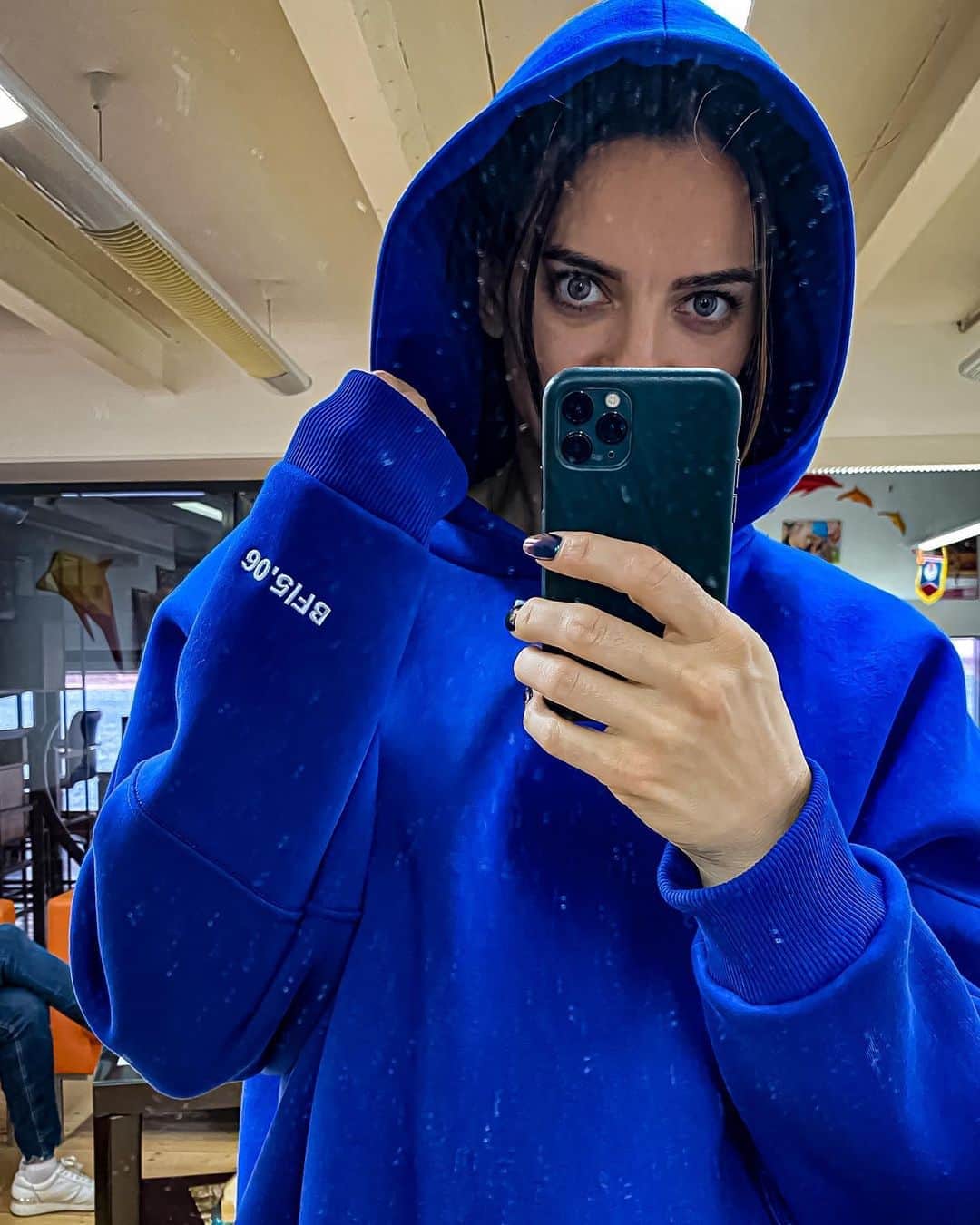 エレーナ・イシンバエワのインスタグラム：「В любимом офисе «добрых дел», @isinbaeva.fund. Более 7 лет мы работаем на благо и развития доступного спорта в нашем городе и за его пределами.  Сказать, что это сложно и тяжело - ничего не сказать.  Практически всегда мы привлекаем частные деньги на строительство спортивных площадок для бесплатного пользования. Очень радует факт, что в городе есть бизнес, разделяющий наши ЦЕЛИ и ЗАДАЧИ!  За это им огромное Спасибо! 🙏🏻 Для проведения спортивного фестиваля, «Каждый ребёнок достоин пьедестала», среди детей из детских домов, мы подаём заявки на президентский грант.  Для проведения «Кубок Исинбаевой» по лёгкой атлетики, обращаемся к бизнесу за деньгами.  У нас нет стабильности и уверенности в завтрашнем дне, так как нет гарантированного  финансирования.  И ситуация с пандемией значительно усложнила поиск средств.  Поэтому, мы решили создать ХУДИ призванное обьединить людей в стремлении создавать доступную спортивную среду.  Присоединяйся к @isinbaeva.merch. Стань БОЛЬШЕЙ частью, маленького сообщества!   #isinbaevamerch ⁣#isinbaeva #исинбаева #sport #спорт」