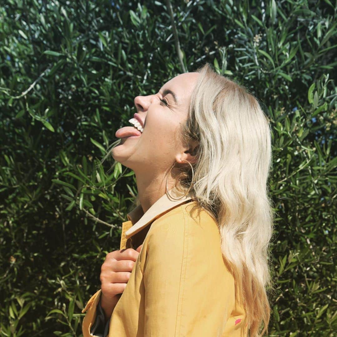 ブリット・ニコルのインスタグラム：「Today I choose JOY! Not because everything is perfect, but because God is good! Thankful for ideas and dreams God gives us that are not just for ourselves but really for the world around us!! ❤️💛💚 Also, random... but it’s really crazy what kindness will do for your heart. Seriously, just a smile from someone at the grocery store, or a neighbor, or a phone call from a friend can change your whole day! Be Kind! 😌」
