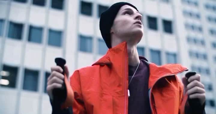 A+Sのインスタグラム：「HOLIDAY 2020 NIKE ACG COLLECTION Presented by A+S  2020年11月12日（木）に発売を迎えるHOLIDAY 2020 NIKE ACG COLLECTIONを記念しムービーを公開。  1989年の誕生から『いつどこでも、柔軟に対応できる』をコンセプトにナイキアウトドアラインとして圧倒的支持を得た ”NIKE ACG” (All Conditions Gear) 。HOLIDAY 2020シーズンでは舞台をオレゴンのスミスロック州立公園に移し、プロダクトチームは広大な雪原と過酷なコンディションに触れ、大自然への敬意と感謝を新たなギアに込めたサスティナブルなコレクションを展開します。  今回A+Sクリエイティブのもと、大自然と相反するアーバンをミックスさせ、ACGプロダクトの機能性を表現したスペシャルMOVIEを制作致しました。是非ご覧ください。  A+Sでは発売を記念し様々なイベントをご用意致しました。 詳しくは以下よりご確認下さい。 皆様のご来店心よりお待ちしております。 ↓ https://www.architectureandsneakers.com/news/?p=3323  #a_and_s #NIKE #ACG #AllConditionsGear #OREGON #SMITHROCK #SMHTHROCKSTATEPARK #MOVETOZERO #SUSTAINABLE #SUSTAINABILITY」
