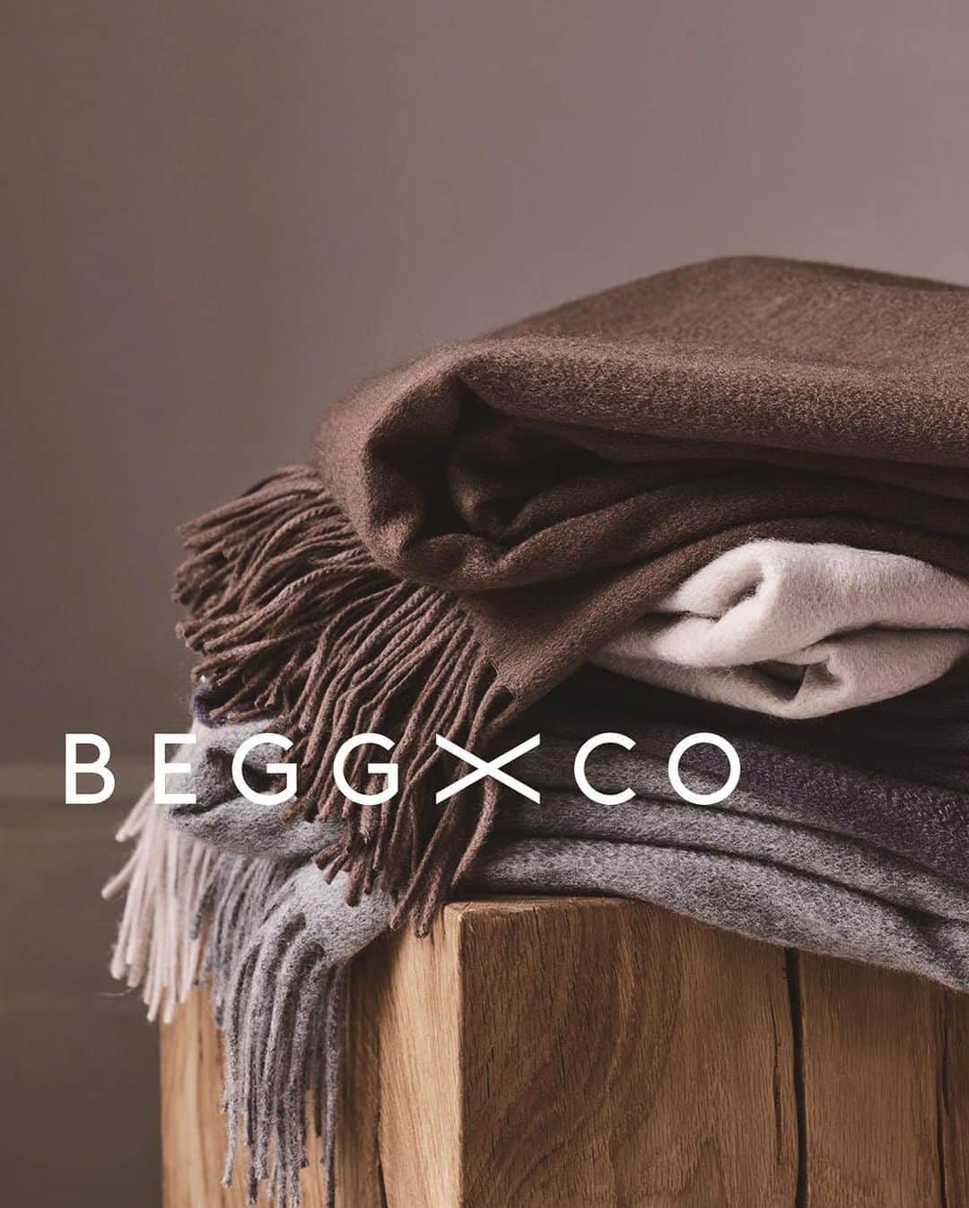 エストネーションさんのインスタグラム写真 - (エストネーションInstagram)「"BEGG & CO" ORDER EVENT 11/5 Thu. - 11/16 Mon. 六本木ヒルズ店 1866年創業、150年以上もの歴史を誇るスコットランドの老舗織物メーカー Begg x Co （ベグ アンド コー）。今季よりブランドロゴが一新され、スコットランドの国旗"X"を模したモダンな印象に生まれ変わりました。そのBegg x Coが、昨年大好評であったカラーオーダー会を今年も開催します。期間中は、最高級カシミアを使った人気のストールが幅広いラインナップで店頭に並びます。約30色・3サイズから自分好みのものをお選びいただけるマフラー・ストール・ブランケットオーダー会。最上級のカシミア糸から生まれた圧巻の色数、さざ波のような光沢の美しさ、そしてその雲のような手触りを、ぜひこの機会にお楽しみください。 #エストネーション #estnation #beggandco #beggxco @beggxco @estnation_roppongihills」11月5日 17時58分 - estnation_jp