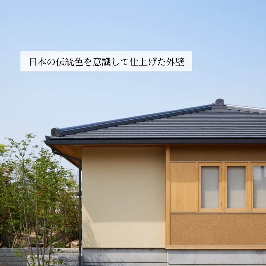 株式会社なんば建築工房さんのインスタグラム写真 - (株式会社なんば建築工房Instagram)「【外観】 日本の伝統色を意識して上品に仕上げた外壁 材料にもこだわり、色味も質感も納得の仕上がりに。 道路に面した木製出窓とも見事にマッチしている。 ---------------------------------------------﻿ ﻿﻿ 資料請求はこちら▶ @nkk_request イベント予約はこちら▶ @nkk_event  動画で「WEB見学会」公開中‼︎ ﻿ →IGTVからご覧いただけます。﻿ ﻿ -----------------------------------------------﻿  #外観 #外観デザイン #外壁 #出窓  #なんば建築工房 #岡山県倉敷市 #児島 #工務店 #大工 #職人 #手仕事 #工務店だからつくれる家 #注文住宅 #新築 #リフォーム #増改築 #古民家再生  #平屋 #一戸建て #日本家屋 #和風の家 #木の家 #自然素材の家 #無垢の木の家  #施工事例 #マイホーム #家づくり」11月5日 18時00分 - nanba_kenchiku_official