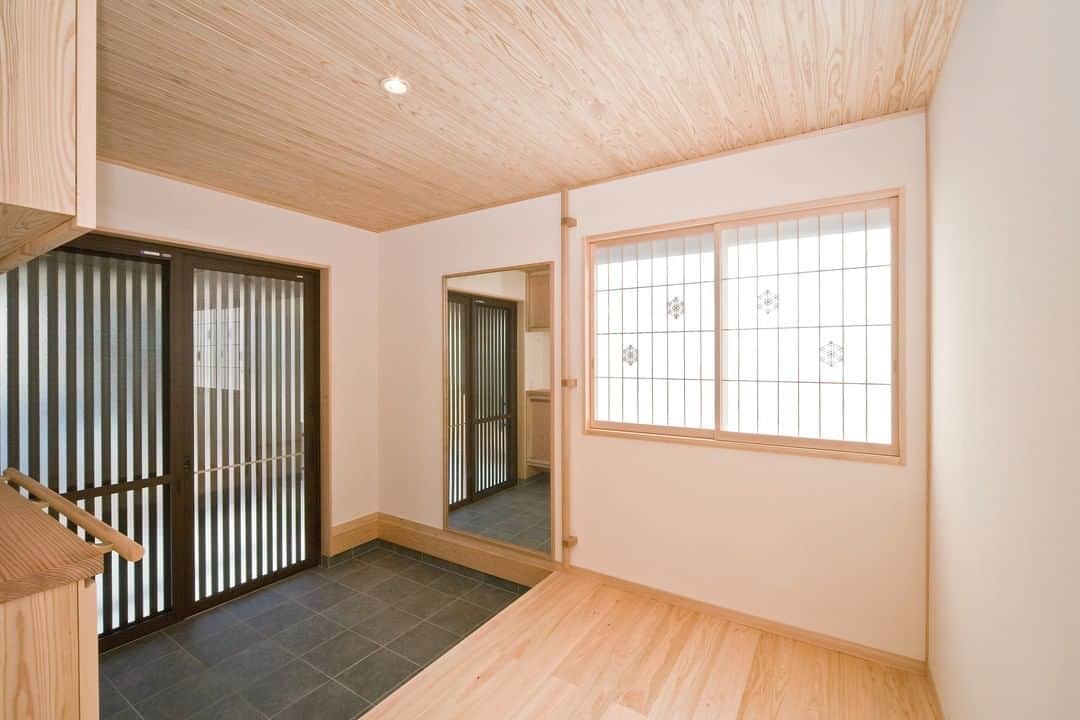エコフィールド株式会社さんのインスタグラム写真 - (エコフィールド株式会社Instagram)「. . 富士市の工務店エコフィールドが建てる 大きな鏡でさらに広く魅せる！  みなさんの玄関には 鏡ありますか？  お出かけの際に 身だしなみをチェックするのに 必要ですよね💄💕  鏡があると 鏡の奥に奥行きがあるように見えるので より広く空間を魅せることができます😉  風水の一説によりますと、  玄関に入って 右側に鏡を掛けると、 対人運や仕事運関係が 上昇するらしいです👏  また、 玄関に入って 左側に鏡を掛けると、 金運や材運が 上昇するらしいです😳  おもしろいですね！  信じるか 信じないかは あなた次第です！  玄関に鏡を置くことで、 外から来た良い気を 増幅させる効果がある そうなので、 みなさんも玄関に 鏡置いてみてはいかがでしょうか😆  @eco_field_shizuoka . #エコフィールド #エア断の家 #エソラ #静岡 #富士市 #富士宮市 #沼津市 #三島市 #工務店 #注文住宅 #新築 #リノベーション #リフォーム #一戸建て #建築 #マイホーム #家 #インテリア #家づくり #暮らし #住まい #自由設計 #自然素材 #無垢 #木の家 #イエタテ相談カウンターパートナー #玄関 #鏡」11月5日 18時00分 - eco_field_shizuoka