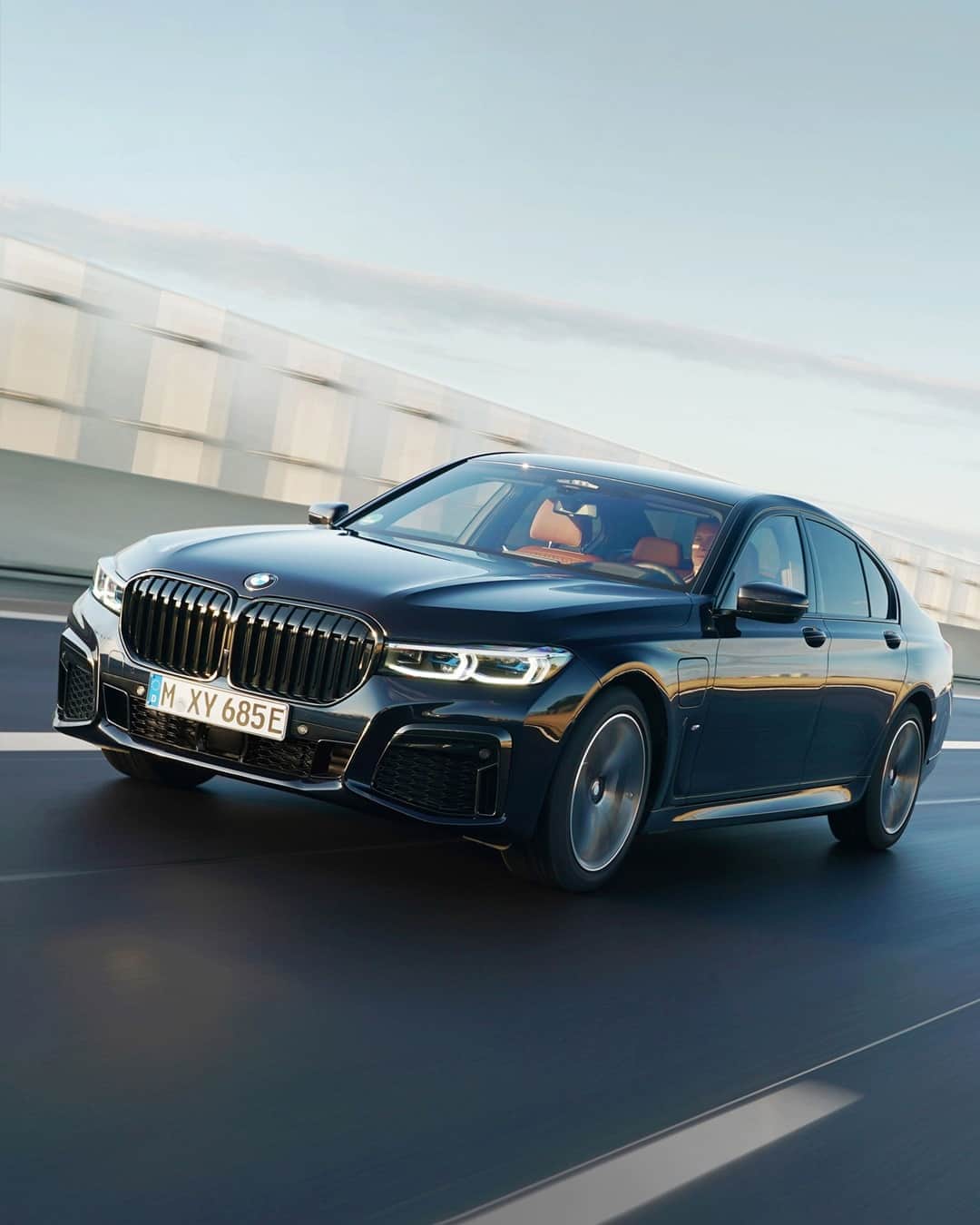 BMWのインスタグラム：「Let nobody hold you back from your goals. The BMW 7 Series Sedan. #THE7 #BMW #7Series __ BMW 745e Sedan: Energy consumption in kWh/100 km (combined): 15.5–15.1. Fuel consumption in l/100 km (combined): 2.2–2.1. CO2 emissions in g/km (combined): 51–48. Further information: www.bmw.com/disclaimer. Acceleration (0-100 km/h): 5.2 s. Power: 290 kW, 394 hp, 600 Nm. Top speed (limited): 250 km/h.」