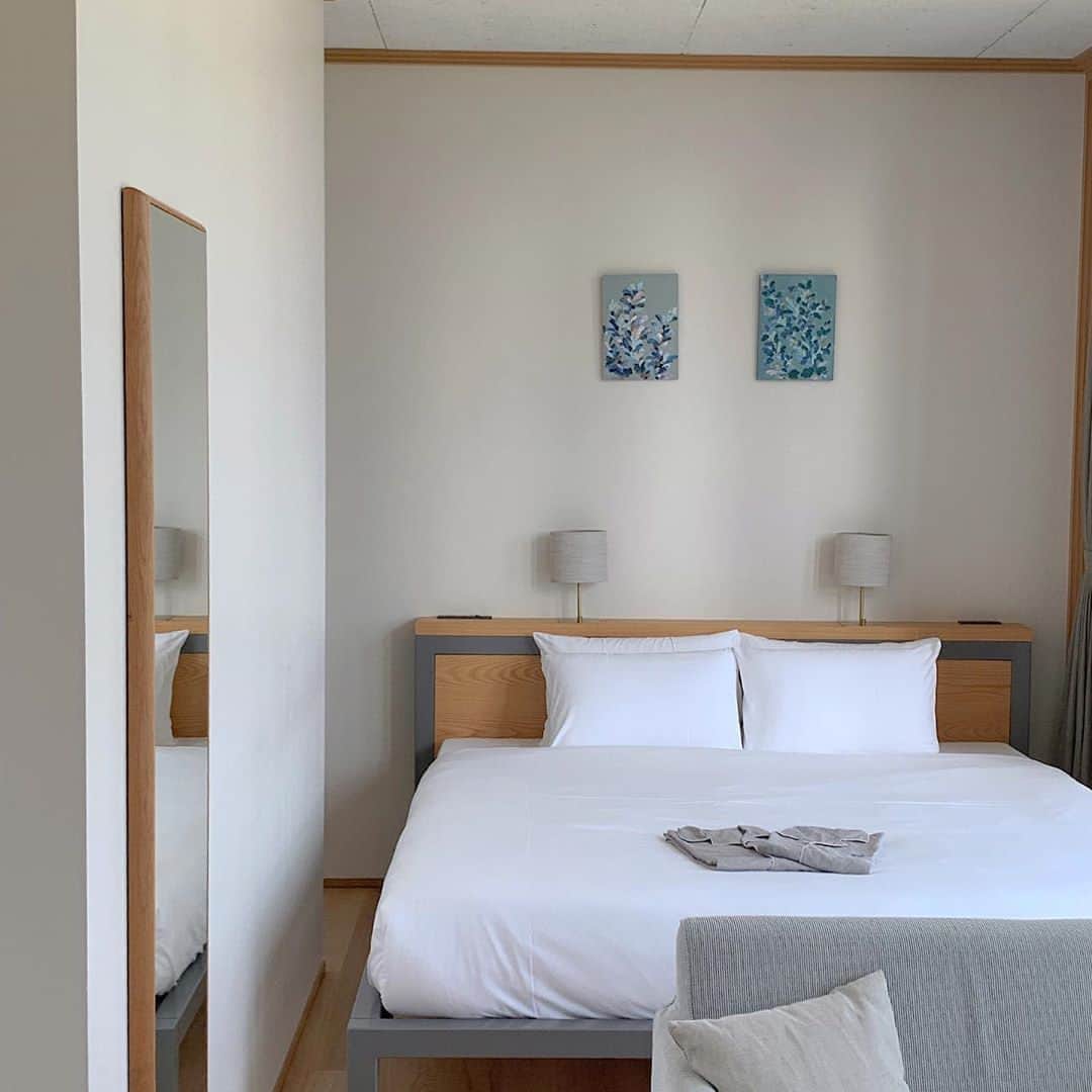 RiLiさんのインスタグラム写真 - (RiLiInstagram)「シンプルでくつろげるおしゃれホテル♡【Hotel Noum】🏨⁣ ......⁣ 大阪旅行に来たら泊まりたい💭シンプルな落ちついたデザインで人気のHotel Noum(ホテル ノウム)】🏨🌿⁣ 温かみのあるインテリアで統一されていて、中にはプロジェクター付きのお部屋もあるんだって❕寝る前にのんびり映画鑑賞もできちゃうね🌃✨一日の始まりを充実させてくれるモーニングも人気の理由の一つなんだとか🙈🥐⁣ 1階のカフェは宿泊者に限らず利用できちゃうよ☕️都市にいながらまるで野原に横たわっているかのような心地よさを感じられるホテルに泊まってみてはいかが？💐⁣ ❣❣❣❣❣⁣ サイトやSNSで掲載させていただくお写真募集中😘📸⁣ かわいいコーデやアイテム、注目スポットなどが撮れたら、ハッシュタグ→#rili_tokyo  を付けて投稿❗⁣ ．⁣ Special Thanks💋 Photo by⁣ @m9612tzg⁣ @aakkrr___⁣ @_n_nm__⁣ @momochaso0606⁣ @8________asmyl⁣ @aco.s__⁣ @_miki_1020⁣ @pukumana54⁣ @___musashi.___⁣ ．⁣ #HotelNoum#ホテルノウム#大阪ホテル#大阪カフェ#大阪モーニング#RiLiっぽホテル#RiLiっぽカフェ #rili_tokyo #おしゃれさんと繋がりたい #お洒落さんと繋がりたい #ファッション #패션스타그램 #ootd #outfit」11月5日 18時01分 - rili.tokyo