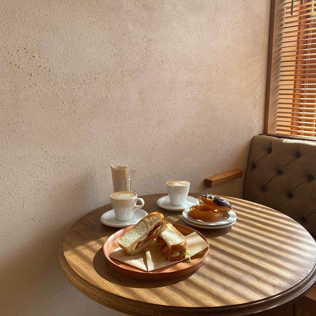 RiLiさんのインスタグラム写真 - (RiLiInstagram)「シンプルでくつろげるおしゃれホテル♡【Hotel Noum】🏨⁣ ......⁣ 大阪旅行に来たら泊まりたい💭シンプルな落ちついたデザインで人気のHotel Noum(ホテル ノウム)】🏨🌿⁣ 温かみのあるインテリアで統一されていて、中にはプロジェクター付きのお部屋もあるんだって❕寝る前にのんびり映画鑑賞もできちゃうね🌃✨一日の始まりを充実させてくれるモーニングも人気の理由の一つなんだとか🙈🥐⁣ 1階のカフェは宿泊者に限らず利用できちゃうよ☕️都市にいながらまるで野原に横たわっているかのような心地よさを感じられるホテルに泊まってみてはいかが？💐⁣ ❣❣❣❣❣⁣ サイトやSNSで掲載させていただくお写真募集中😘📸⁣ かわいいコーデやアイテム、注目スポットなどが撮れたら、ハッシュタグ→#rili_tokyo  を付けて投稿❗⁣ ．⁣ Special Thanks💋 Photo by⁣ @m9612tzg⁣ @aakkrr___⁣ @_n_nm__⁣ @momochaso0606⁣ @8________asmyl⁣ @aco.s__⁣ @_miki_1020⁣ @pukumana54⁣ @___musashi.___⁣ ．⁣ #HotelNoum#ホテルノウム#大阪ホテル#大阪カフェ#大阪モーニング#RiLiっぽホテル#RiLiっぽカフェ #rili_tokyo #おしゃれさんと繋がりたい #お洒落さんと繋がりたい #ファッション #패션스타그램 #ootd #outfit」11月5日 18時01分 - rili.tokyo