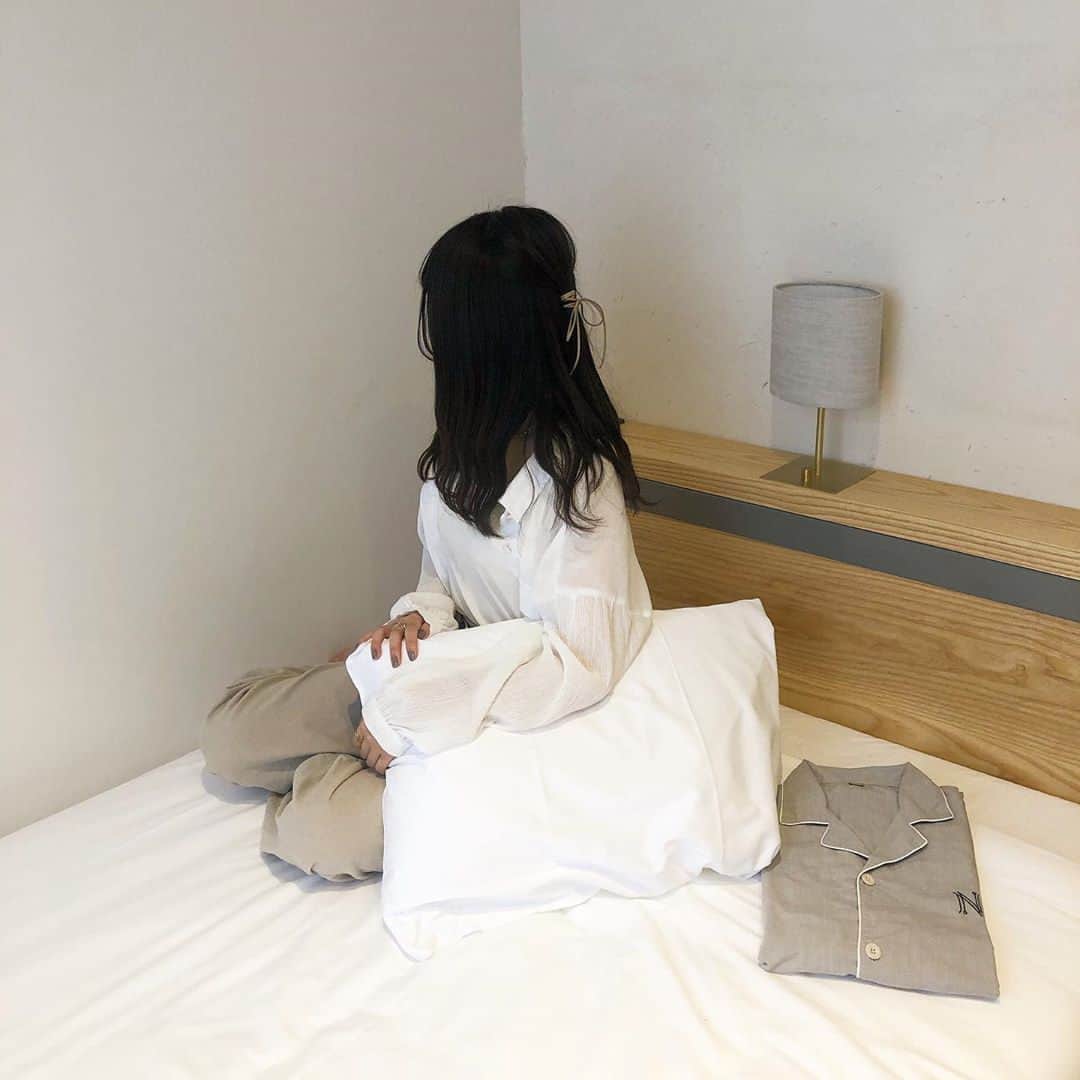 RiLiさんのインスタグラム写真 - (RiLiInstagram)「シンプルでくつろげるおしゃれホテル♡【Hotel Noum】🏨⁣ ......⁣ 大阪旅行に来たら泊まりたい💭シンプルな落ちついたデザインで人気のHotel Noum(ホテル ノウム)】🏨🌿⁣ 温かみのあるインテリアで統一されていて、中にはプロジェクター付きのお部屋もあるんだって❕寝る前にのんびり映画鑑賞もできちゃうね🌃✨一日の始まりを充実させてくれるモーニングも人気の理由の一つなんだとか🙈🥐⁣ 1階のカフェは宿泊者に限らず利用できちゃうよ☕️都市にいながらまるで野原に横たわっているかのような心地よさを感じられるホテルに泊まってみてはいかが？💐⁣ ❣❣❣❣❣⁣ サイトやSNSで掲載させていただくお写真募集中😘📸⁣ かわいいコーデやアイテム、注目スポットなどが撮れたら、ハッシュタグ→#rili_tokyo  を付けて投稿❗⁣ ．⁣ Special Thanks💋 Photo by⁣ @m9612tzg⁣ @aakkrr___⁣ @_n_nm__⁣ @momochaso0606⁣ @8________asmyl⁣ @aco.s__⁣ @_miki_1020⁣ @pukumana54⁣ @___musashi.___⁣ ．⁣ #HotelNoum#ホテルノウム#大阪ホテル#大阪カフェ#大阪モーニング#RiLiっぽホテル#RiLiっぽカフェ #rili_tokyo #おしゃれさんと繋がりたい #お洒落さんと繋がりたい #ファッション #패션스타그램 #ootd #outfit」11月5日 18時01分 - rili.tokyo