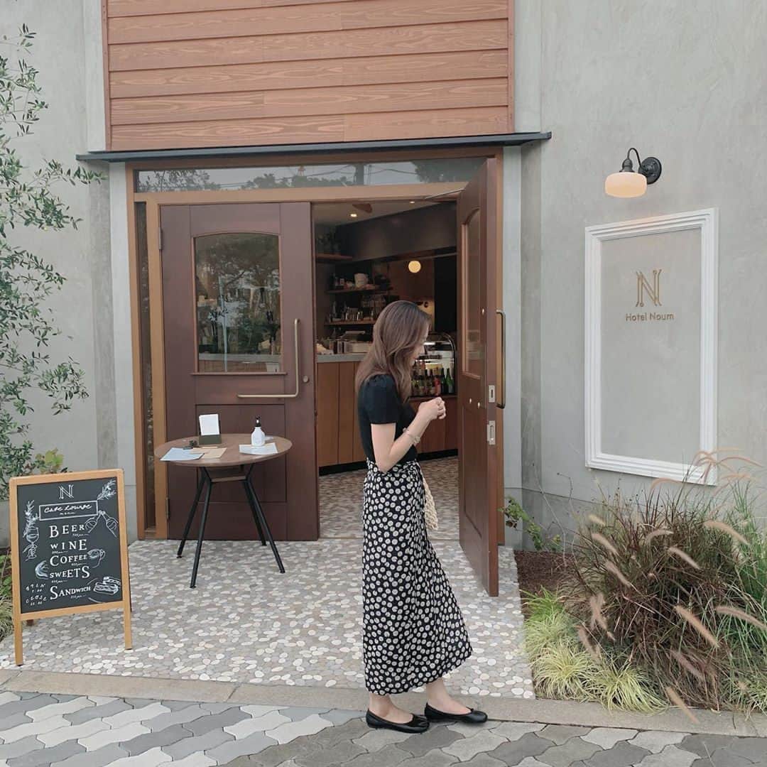 RiLiさんのインスタグラム写真 - (RiLiInstagram)「シンプルでくつろげるおしゃれホテル♡【Hotel Noum】🏨⁣ ......⁣ 大阪旅行に来たら泊まりたい💭シンプルな落ちついたデザインで人気のHotel Noum(ホテル ノウム)】🏨🌿⁣ 温かみのあるインテリアで統一されていて、中にはプロジェクター付きのお部屋もあるんだって❕寝る前にのんびり映画鑑賞もできちゃうね🌃✨一日の始まりを充実させてくれるモーニングも人気の理由の一つなんだとか🙈🥐⁣ 1階のカフェは宿泊者に限らず利用できちゃうよ☕️都市にいながらまるで野原に横たわっているかのような心地よさを感じられるホテルに泊まってみてはいかが？💐⁣ ❣❣❣❣❣⁣ サイトやSNSで掲載させていただくお写真募集中😘📸⁣ かわいいコーデやアイテム、注目スポットなどが撮れたら、ハッシュタグ→#rili_tokyo  を付けて投稿❗⁣ ．⁣ Special Thanks💋 Photo by⁣ @m9612tzg⁣ @aakkrr___⁣ @_n_nm__⁣ @momochaso0606⁣ @8________asmyl⁣ @aco.s__⁣ @_miki_1020⁣ @pukumana54⁣ @___musashi.___⁣ ．⁣ #HotelNoum#ホテルノウム#大阪ホテル#大阪カフェ#大阪モーニング#RiLiっぽホテル#RiLiっぽカフェ #rili_tokyo #おしゃれさんと繋がりたい #お洒落さんと繋がりたい #ファッション #패션스타그램 #ootd #outfit」11月5日 18時01分 - rili.tokyo