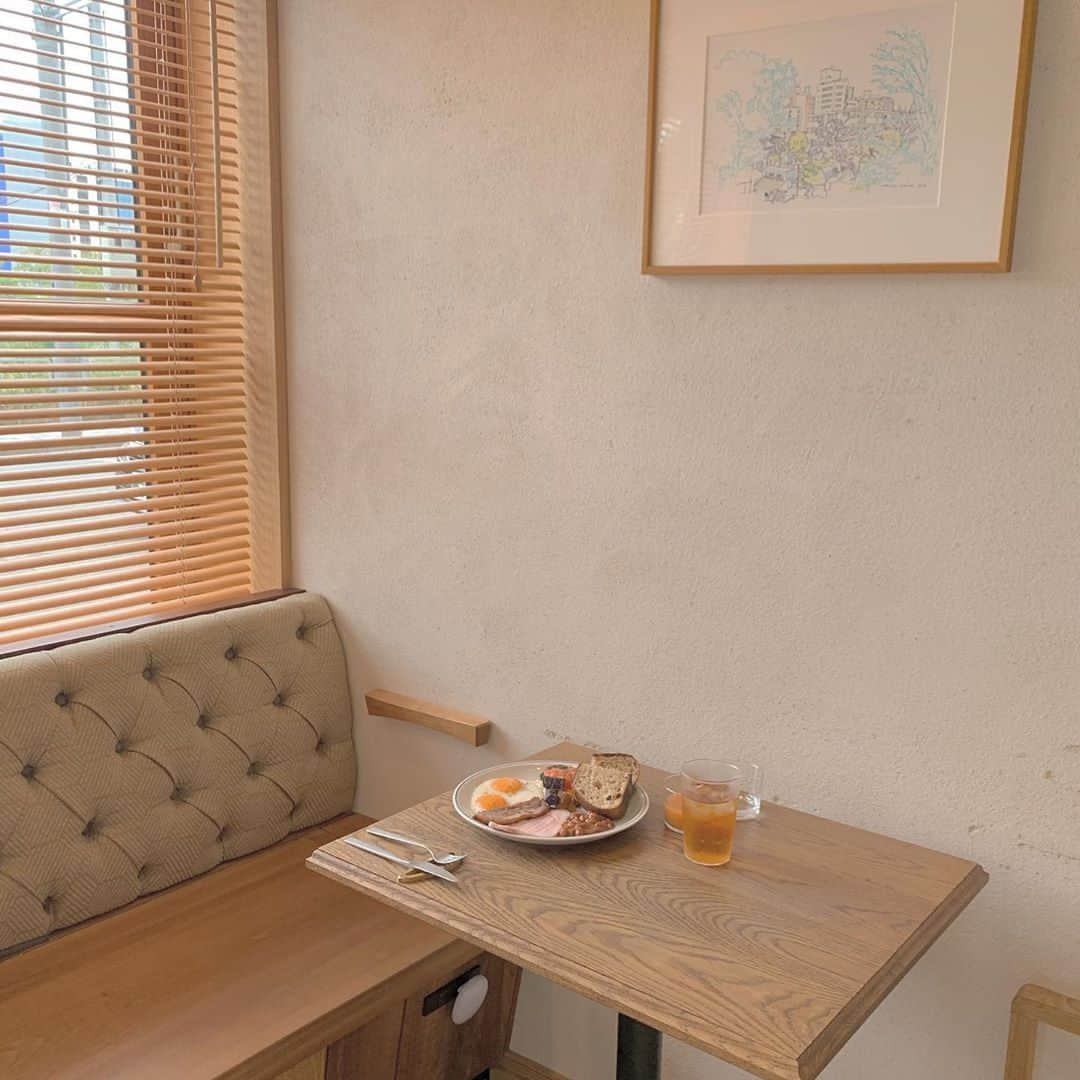 RiLiさんのインスタグラム写真 - (RiLiInstagram)「シンプルでくつろげるおしゃれホテル♡【Hotel Noum】🏨⁣ ......⁣ 大阪旅行に来たら泊まりたい💭シンプルな落ちついたデザインで人気のHotel Noum(ホテル ノウム)】🏨🌿⁣ 温かみのあるインテリアで統一されていて、中にはプロジェクター付きのお部屋もあるんだって❕寝る前にのんびり映画鑑賞もできちゃうね🌃✨一日の始まりを充実させてくれるモーニングも人気の理由の一つなんだとか🙈🥐⁣ 1階のカフェは宿泊者に限らず利用できちゃうよ☕️都市にいながらまるで野原に横たわっているかのような心地よさを感じられるホテルに泊まってみてはいかが？💐⁣ ❣❣❣❣❣⁣ サイトやSNSで掲載させていただくお写真募集中😘📸⁣ かわいいコーデやアイテム、注目スポットなどが撮れたら、ハッシュタグ→#rili_tokyo  を付けて投稿❗⁣ ．⁣ Special Thanks💋 Photo by⁣ @m9612tzg⁣ @aakkrr___⁣ @_n_nm__⁣ @momochaso0606⁣ @8________asmyl⁣ @aco.s__⁣ @_miki_1020⁣ @pukumana54⁣ @___musashi.___⁣ ．⁣ #HotelNoum#ホテルノウム#大阪ホテル#大阪カフェ#大阪モーニング#RiLiっぽホテル#RiLiっぽカフェ #rili_tokyo #おしゃれさんと繋がりたい #お洒落さんと繋がりたい #ファッション #패션스타그램 #ootd #outfit」11月5日 18時01分 - rili.tokyo