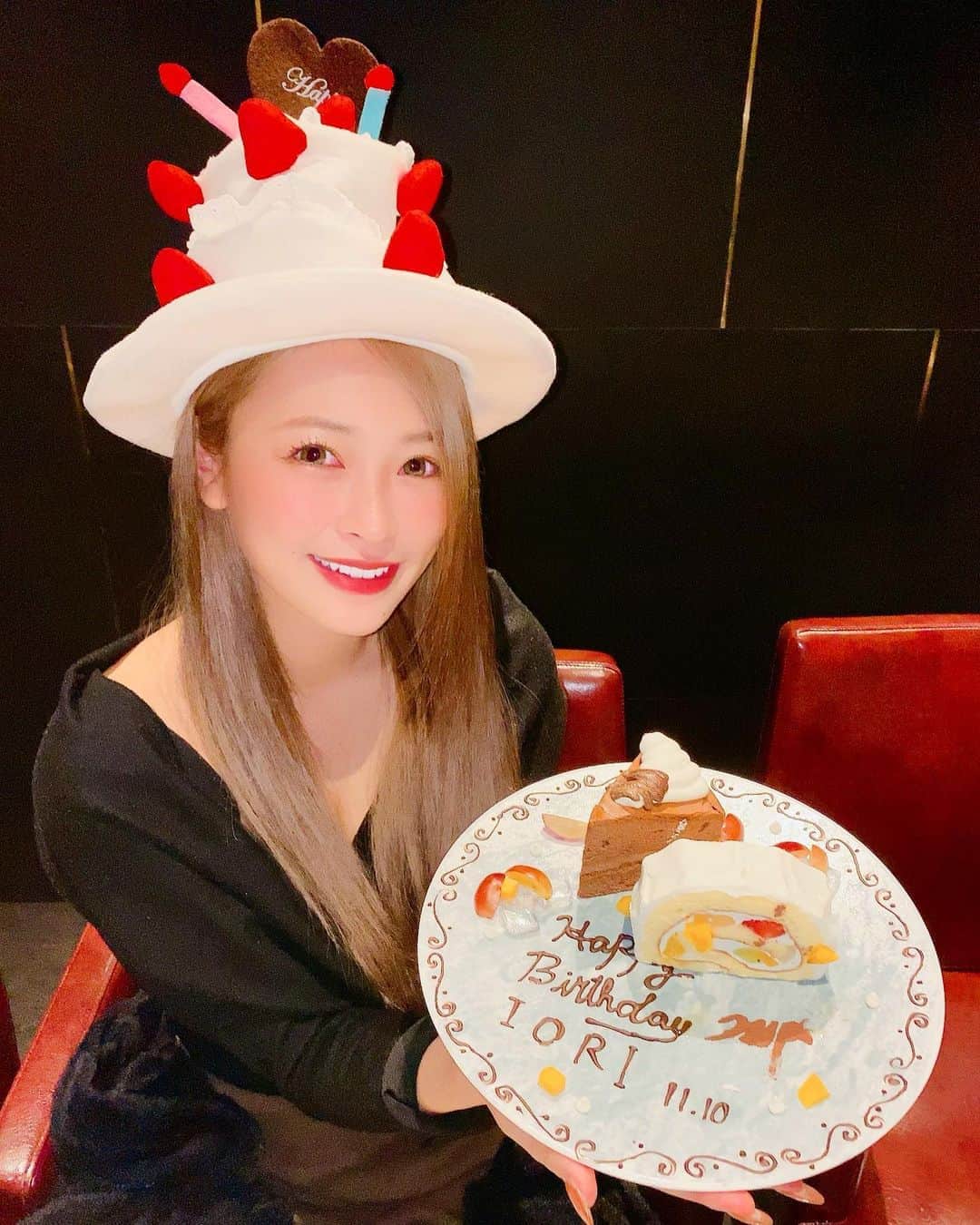 のインスタグラム：「・ ちょっと早いけどお誕生日のお祝い していただきました😭💗 ・ ・ 素敵なお客さんに恵まれてる〜❤︎❤︎ ・ ・ ・ #誕生日#birthday#november#お祝い #名古屋#錦#錦3#シェリエ#GOLD#サロンドゴールド#salondegold#newドレス#キャバクラ#キャバ嬢#シャンパン#撮影#followforfollowback #likeforlike#キャバ嬢の日常」