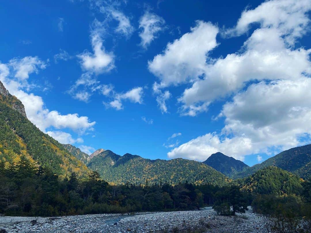 岩崎裕美のインスタグラム：「#ぴーの上高地トリップ🍁 . 山の稜線萌え。 . どこを見渡しても山に囲まれてて、 どこを切り取っても山が写る。 やっぱ山が好き⛰ ところどころ紅葉してるから色も可愛いんだよなぁ。 ＿＿＿＿＿＿＿＿＿＿＿＿＿＿＿＿＿＿＿＿＿＿＿＿＿ #trip #travel #japan #kamikochi #nagano #nature #alps #autumn #fall #hiking #climbing #mountains #旅行 #旅 #長野 #長野県 #日本 #上高地 #日本アルプス #登山 #山登り #山 #思い出上高地 #秋 #紅葉 #ハイキング #トレッキング #稜線」