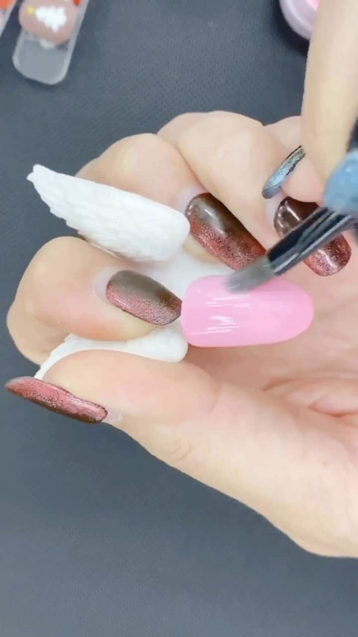 なかやまちえこのインスタグラム：「@beautygarage_nail さんとのインスタライブ LOGです。⠀ ⠀ リップネイル前半。Lip nails.⠀ ワンカラーと説明。⠀ リップ作りは②へ。⠀ ⠀ #nail #nails #nailart #ネイル #美甲 #ネイルアート  #japanesenailart #manucure #japanesenails #manicurist #gelnails #أظافر #네일아트 #미용 #vẽmóng #ngườiđẹp  #เพ้นท์เล็บ #искусствоногтя #artedeuñas #เพ้นท์เล็บเจล #ジェルネイルデザイン #ネイルデザイン #senikuku #nagelkunst」
