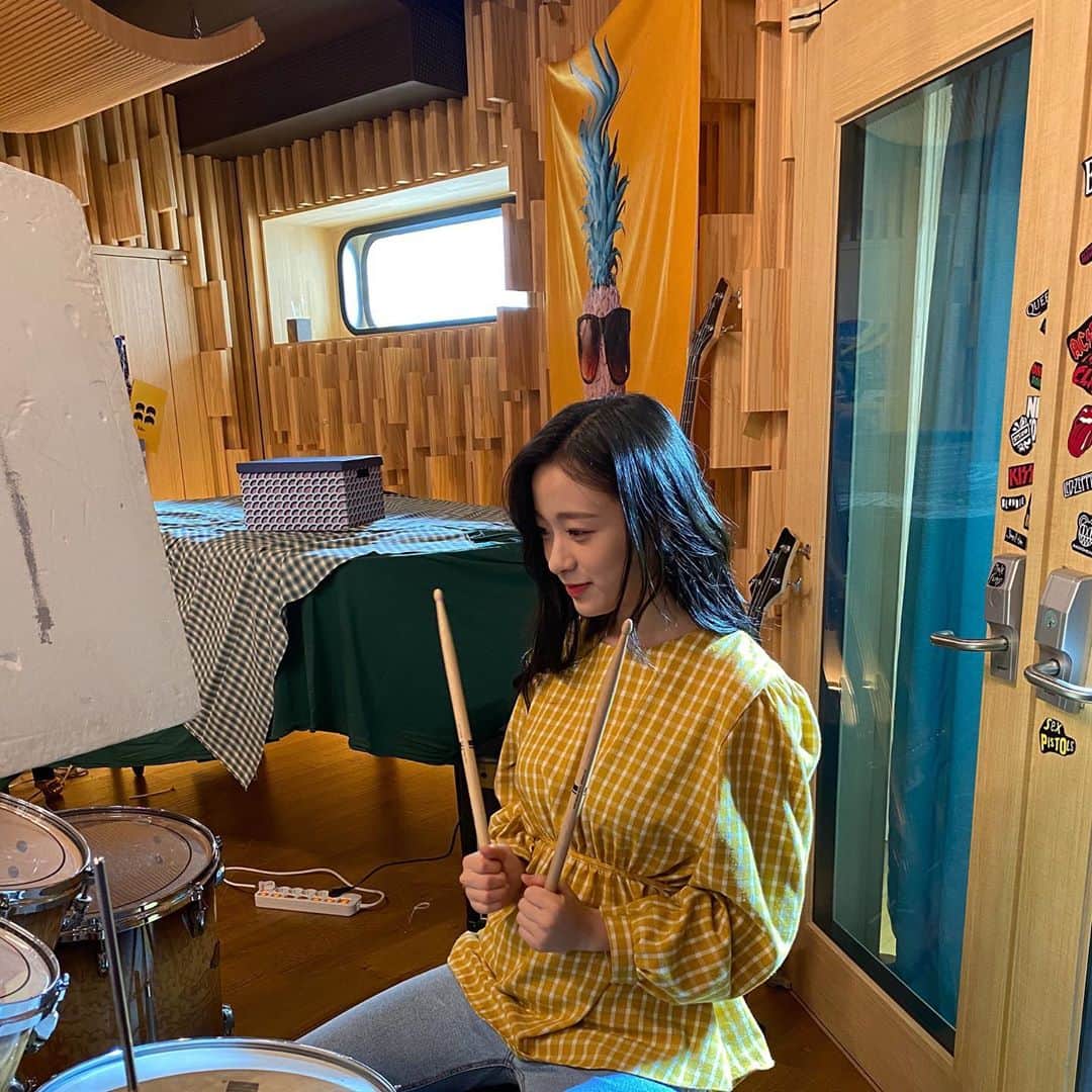 ジンソルのインスタグラム：「☀️여름이가 된 가을이🍂 #여름아부탁해#3화」