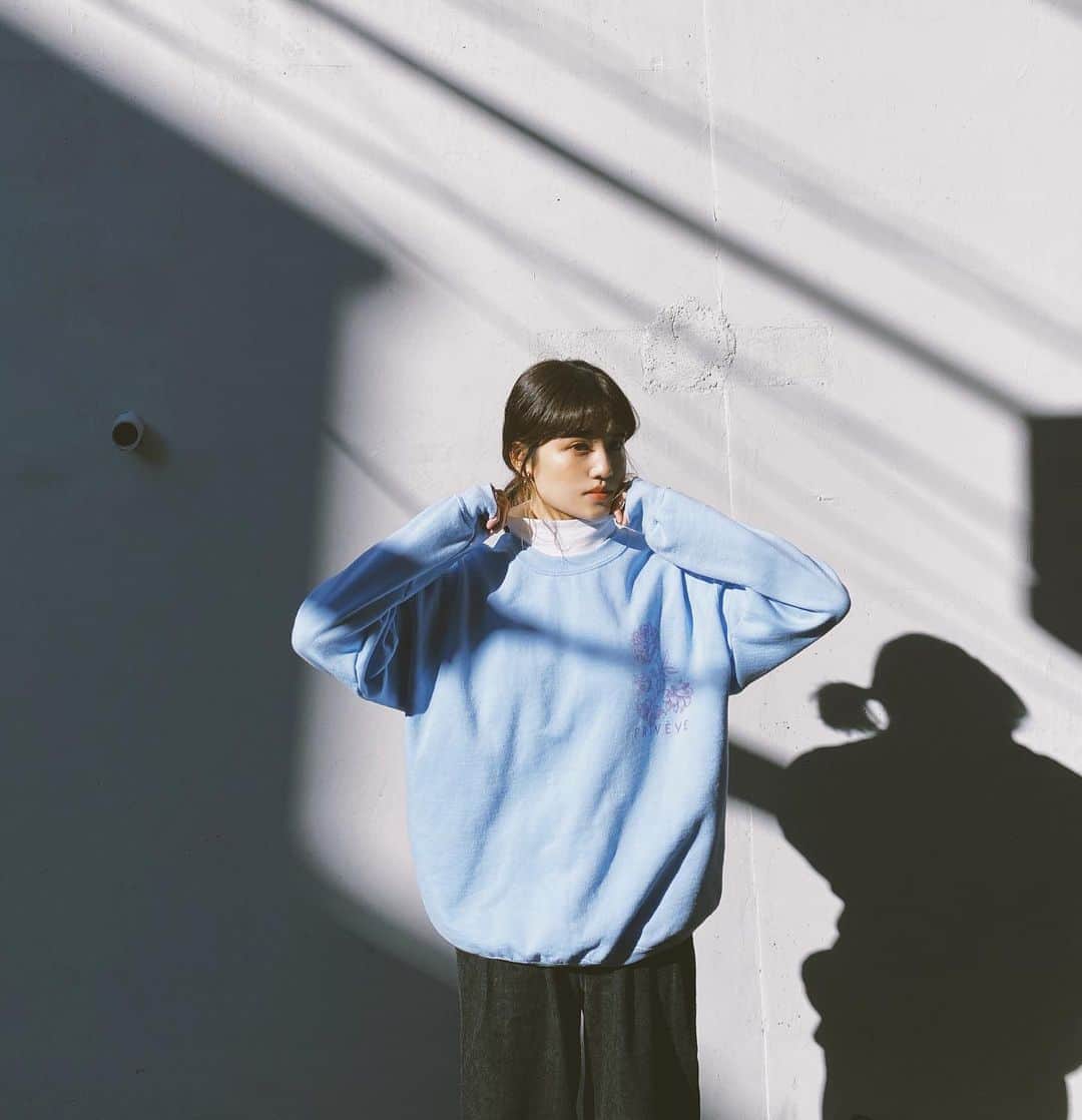 金光みり愛さんのインスタグラム写真 - (金光みり愛Instagram)「ライトブルーＬサイズの着用感💙 バックプリントのネオンオレンジロゴが可愛い🍊 下にハイネック合わせてるよ💭  パンツは @priveve_priveve ×SOMETHING ✔︎ 売り切れのベージュXSも今日再入荷🌷  【11月5日(木)20時発売】 ヴィーナスプリントスウェット THE VENUS PRINT SWEAT SHIRT カラー : LAVENDER / WHITE / BLACK / LIGHT BLUE サイズ : S / M / L ¥8,500+tax」11月5日 18時20分 - milliah_kanemitsu