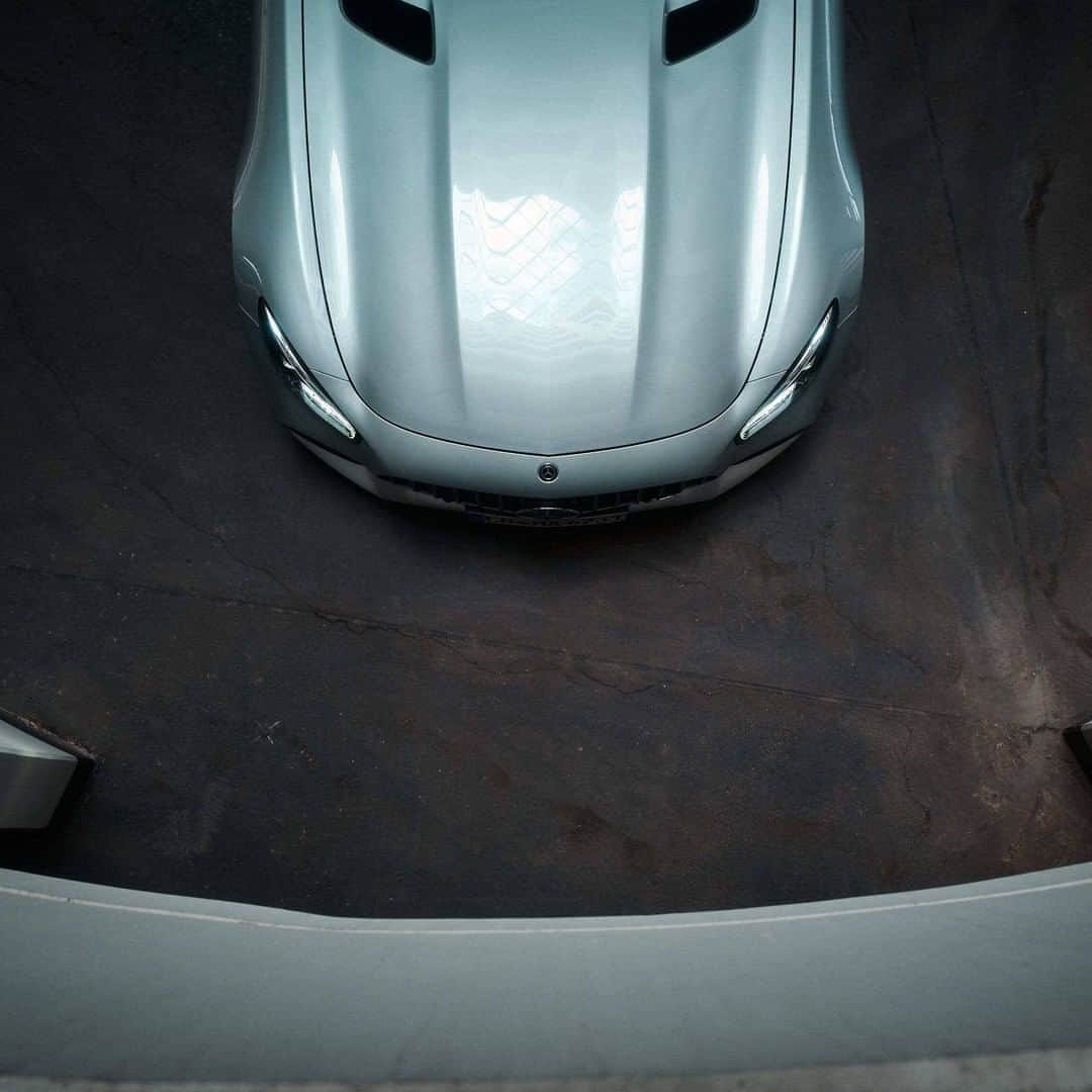 Mercedes AMGさんのインスタグラム写真 - (Mercedes AMGInstagram)「[Kraftstoffverbrauch kombiniert: 13,0 l/100 km  CO₂-Emissionen kombiniert: 298 g/km  amg4.me/efficiency-statement  Mercedes-AMG GT C Roadster]  Don't forget your camera! Iconic rides always find themselves with iconic sights. #AMGRoadTrip with @bettytaube.  📷 @christofkreutzer  #MercedesAMG #GTCRoadster #AMG #DrivingPerformance」11月5日 18時13分 - mercedesamg