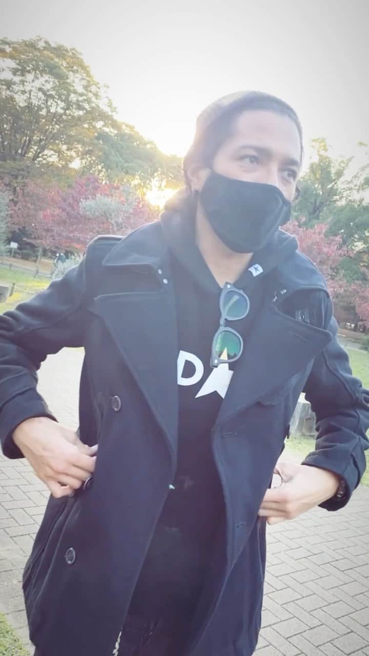 ZOEのインスタグラム：「〜今日の私服〜 cap @newerajapan  サングラス @effector.eyewear  マスク＆リュック @newerajapan  コート @diesel パーカー @nocoffee_ × @firstorder_and_agent  デニム @onepieceofrock_official  @csf_official  ブーツ @redwingheritage_jp  @redwingheritage   すっかり秋ですねぇ🌰  曲 @jayed_official  @msoojafaith」