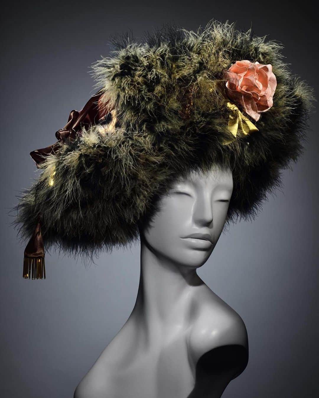 スティーブンジョーンズさんのインスタグラム写真 - (スティーブンジョーンズInstagram)「‘It’s about time’. Winter 20 model millinery collection. ‘Gisele’, a chatka in velvet and leopard with marabou, silk rose and embroidery. #velvet #leopard #rose #embroidery #hautecouture #hautemode #handmade #london all photos by @p_ashworth」11月5日 18時15分 - stephenjonesmillinery