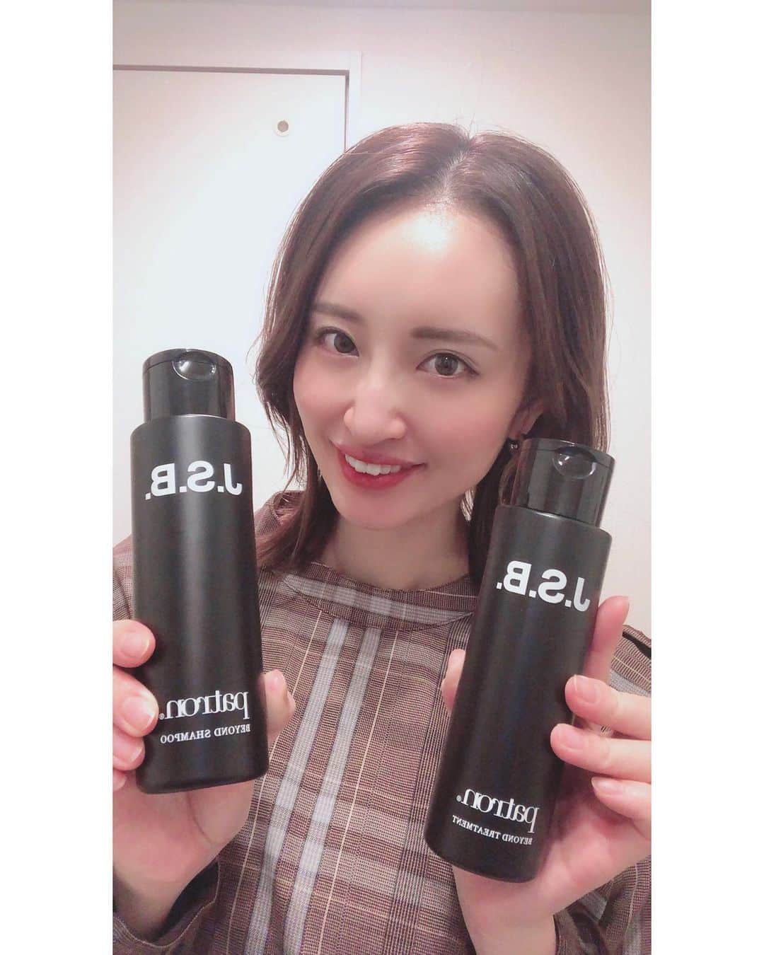 のインスタグラム：「気になってた @patron.tokyo のシャンプー&トリートメント✨ これはJ.S.B.とコラボで香りが3段階変化するの☺️  髪に優しい成分なのにしっとりサラサラになるのが嬉しい💓  #頭皮ケア #髪質改善 #patron #patrontokyo #haircare」