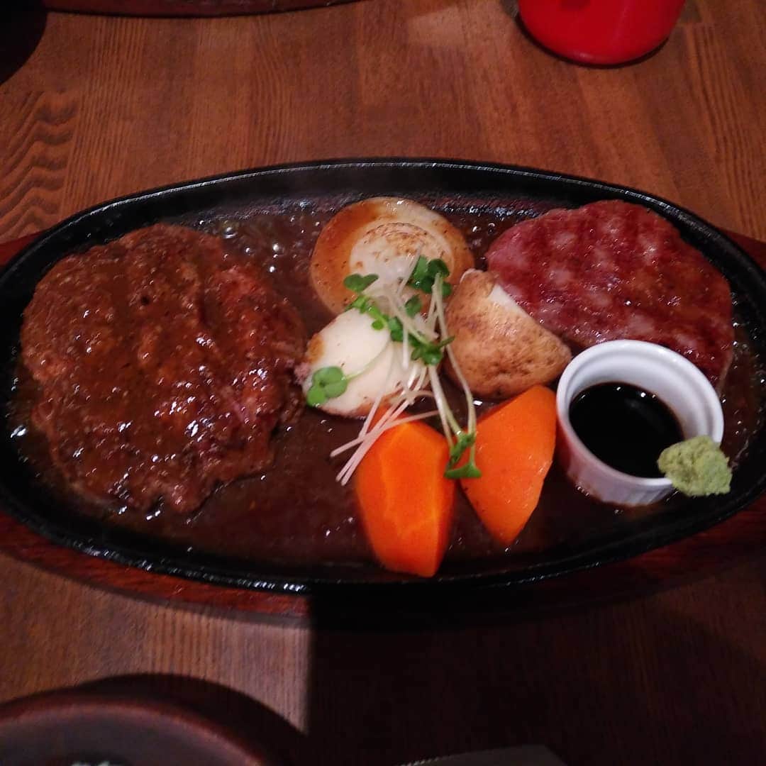 佐久田俊行のインスタグラム：「昨日は 296さん 植木さんと肉を喰らった! 生命を燃やす燃料!  #肉 #ハンバーグ #石垣牛 #ステーキ #プロレス #prowrestling #lucha #luchalibre #프로레슬링 #摔角 #कुश्ती #Gulat #реслинг #bjw #prowrestling #deathmatch #deathmatchwrestlling #toshiyukisakuda  #デスマッチ」