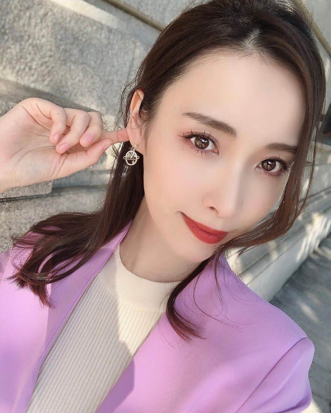 瀬戸早妃のインスタグラム：「コスモス.プラネットピアス🪐 大人気です💓 耳元でチラッと揺れる感じが愛おしい😌✨ @montresorsaki で取り扱いしています♪ . #montresor #モントレゾール #コスモスピアス #プラネットピアス #惑星ピアス #newitem #大人可愛い #大人可愛いコーデ」