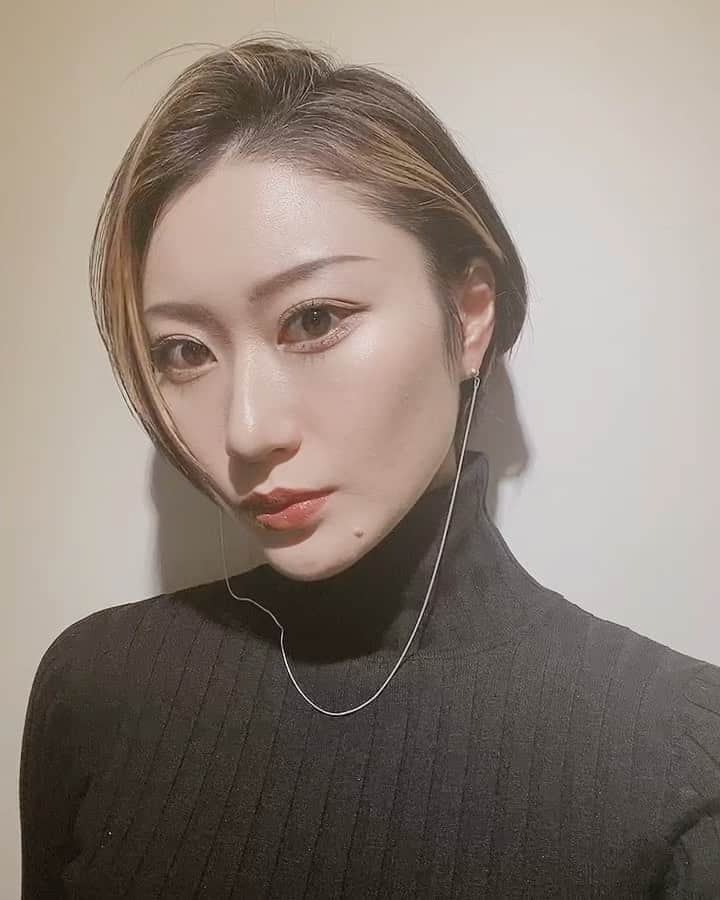 浅野琳のインスタグラム：「... 大学同期の友達 @iii.iiiiiii.iii  が 創り上げたアクセサリーブランド クネクネピアスネックレスを購入 #浅野琳」