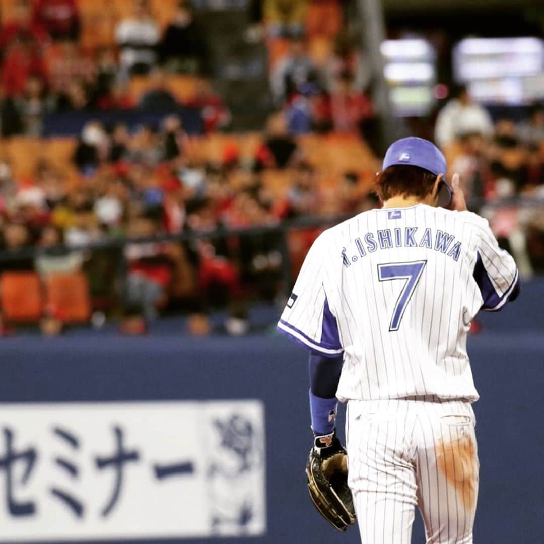 石川雄洋のインスタグラム：「皆さんはニュースや記事でご存知かと思いますが、16年間お世話になった横浜DeNAベイスターズを退団することになりました。 可能性的には低いかもしれませんが、現役続行に望みをかけて頑張りたいと思います。  応援して頂けたら嬉しいです。  本当にありがとうございました！ * #横浜denaベイスターズ  #石川雄洋」