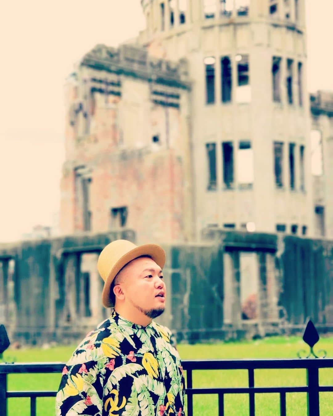 HIPPYのインスタグラム：「毎月６日に開催させていただいてる［語り部の会］ 明日11月6日（金）もたくさんのご協力のおかげで開催できそうです  毎月BAR CAMELでの開催で３０人くらいだった参加者も オンラインになって累計１２０００再生となり より近くに身近にたくさんの方との交流が生まれているように思えます  BARでまたみなさんとお会いする日を楽しみに 明日も”できること”で一緒に知ることができたらと思います  ぜひご参加くださいね♪ チャットでの質問も大歓迎です 被爆者の方が本当喜んでくれます  ——————————————— 「第181回原爆の語り部 〜被爆体験証言者の証言〜」  11月6日（金曜日）19時30分〜　YouTube生配信  堀江 壯さん  1940年10月17日生まれ  爆心地から3キロの場所で、病気で学徒動員を休んでいた1 0歳上の姉と 近所にお使い行く途中被爆。 当時4歳 64歳の頃（2004年）から、世界へ被爆体験を発信し 国際交流を行う団体「ワールドフレンドシップセンター」に所属し 語り部の減少に危機感を覚え、練習を重ね、 2012年からは海外からのゲストに英語で被爆体験を語る活動もしています  こちらのYouTubeチャンネルからご覧になれます https://www.youtube.com/channel/UC3i3znps2Q62tM9tKKHh8Sg ※質問など証言者への激励コメントやチャットでのご参加お待ちしております  ———————————————  原爆の語り部～被爆体験証言者の証言～  https://426hiroshima86.wixsite.com/homepage  　  ———————————————  ［被爆75年］ヒロシマの景色が伝えるメッセージ［日々のハーモニー / HIPPY］ https://youtu.be/XuNzBmhTFVI  ———————————————  チャンネル登録！グッドボタン！ベルマーク登録！よろしくお願いします！ https://www.youtube.com/channel/UC3i3znps2Q62tM9tKKHh8Sg」