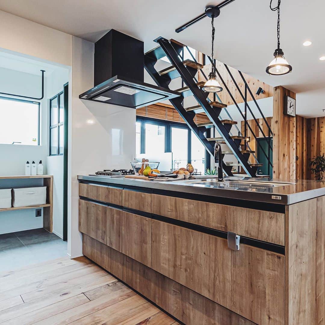 orangehouse （オレンジハウス）さんのインスタグラム写真 - (orangehouse （オレンジハウス）Instagram)「・ kitchen ・ ・ 最新イベント&店舗情報はプロフィールをチェック▽ @orangehouse_tokyo ・ ・ サブアカウント▽ @orangehouse_editors ・ ・ #オレンジハウス #オレンジハウス静岡 #オレンジハウス東京 #新築住宅 #新築戸建 #新築マイホーム #住宅デザイン #リノベ #施工事例 #土間のある家 #カウンターキッチン #キッチン #鉄骨階段 #吹き抜けのある家」11月5日 18時26分 - orangehouse_tokyo