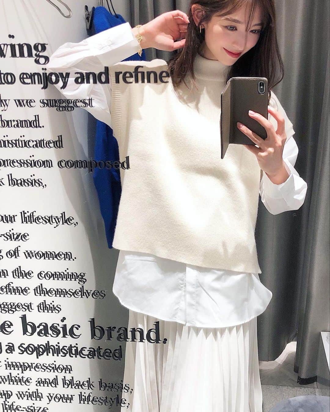 西山真以さんのインスタグラム写真 - (西山真以Instagram)「* 展示会に行きそびれたので、9月に新宿LUMINEにオープンしたばかりの  @ezick.official  へお邪魔してきました✨  ひとつ欲しいなと思っていたニットベストとシャツのセットは、グレー、ブラックと3色ある中で、顔がパッと明るくなるエクリュに。  鮮やかなブルーが新鮮だったのでモヘアニットも💙  @firstdown_official  とのコラボフーディコートもとっても可愛いくて持ち帰りました♪ また後日アップします🙌🏻 アウトドア系ブランドをほんのり取り入れるコーデ、好きです♥︎  #ezick  #エジック」11月5日 18時38分 - mai0830