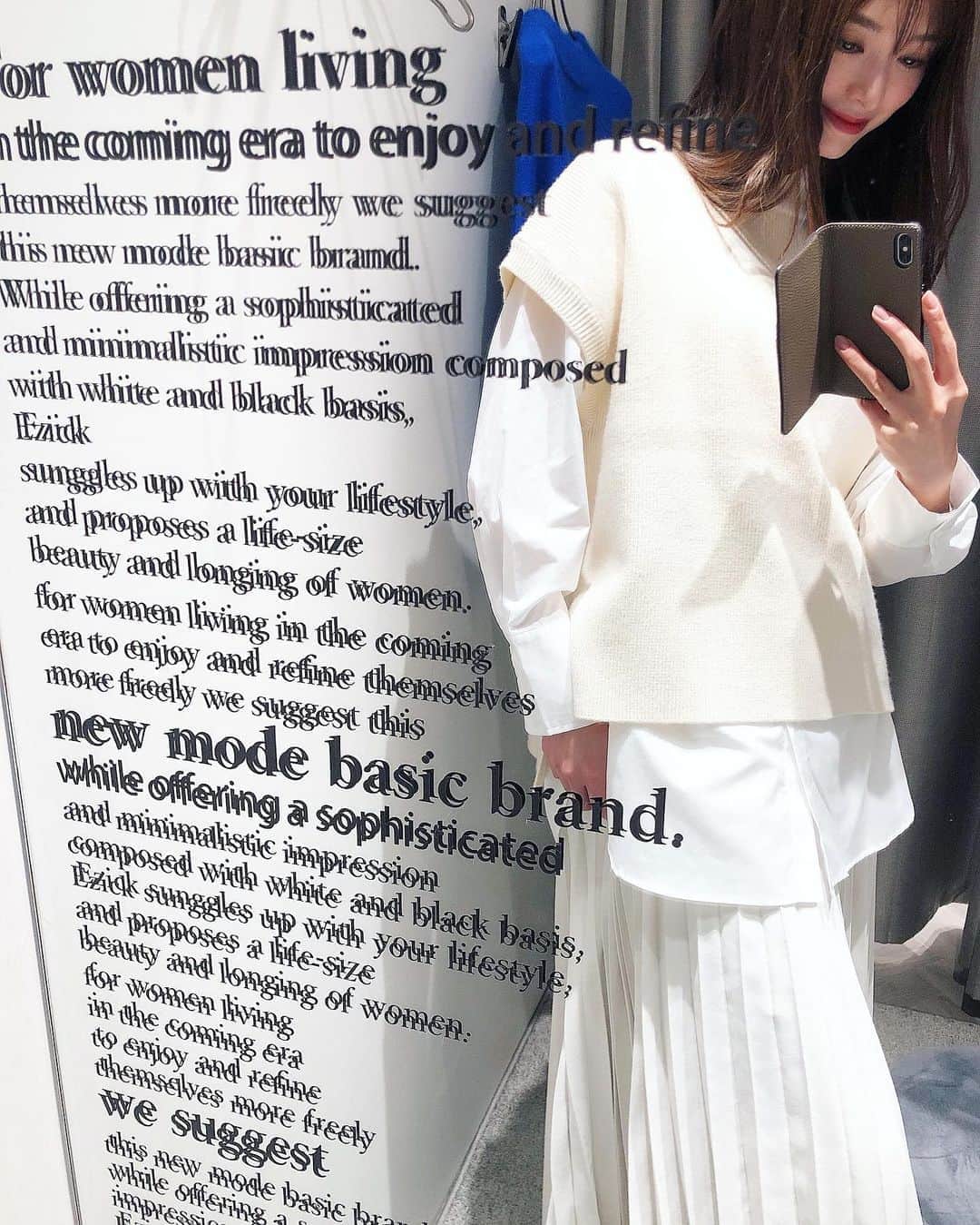 西山真以のインスタグラム：「* 展示会に行きそびれたので、9月に新宿LUMINEにオープンしたばかりの  @ezick.official  へお邪魔してきました✨  ひとつ欲しいなと思っていたニットベストとシャツのセットは、グレー、ブラックと3色ある中で、顔がパッと明るくなるエクリュに。  鮮やかなブルーが新鮮だったのでモヘアニットも💙  @firstdown_official  とのコラボフーディコートもとっても可愛いくて持ち帰りました♪ また後日アップします🙌🏻 アウトドア系ブランドをほんのり取り入れるコーデ、好きです♥︎  #ezick  #エジック」