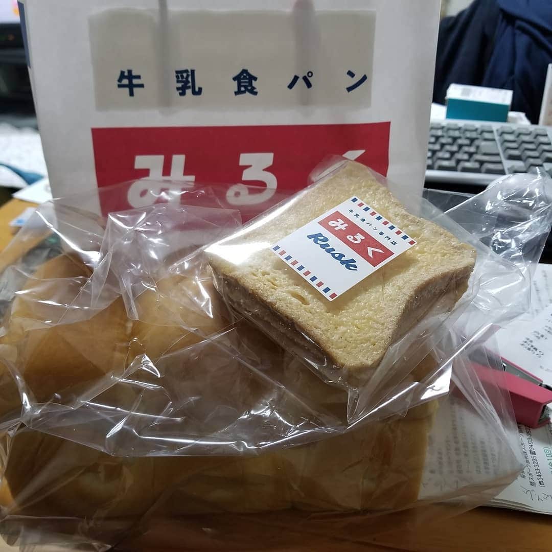 宇月田麻裕さんのインスタグラム写真 - (宇月田麻裕Instagram)「近所にできた、#牛乳食パン専門店みるく 　さん。いつも完売ですが、今日は、お昼過ぎに行ったので、まだありました！ ここのソフトクリーム食べましたが美味しい。ミルク➰ミルキー！ カップにして持って帰り冷凍すればよかった！」11月5日 18時31分 - mahiro_utsukita