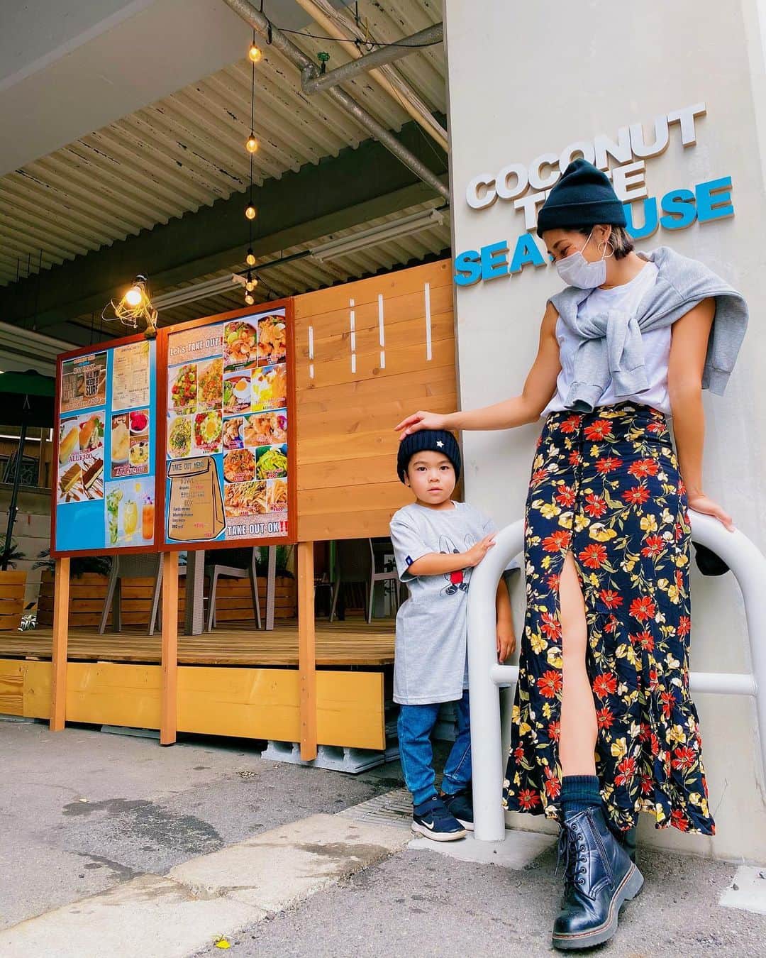 齋藤美波のインスタグラム：「🌺🌴🐚 #hawaiiancafe  ・ 学芸大学に旦那の高校時代のお友達が 新店舗をOPENしたとの事で みんなで @coconuttree_seahouse  に行ってきました❣️ ・ とっても可愛いお店だったなぁ💕 ・ 隣？同じ店舗の中に @tothesea_healthliving  のお店もあって店内はもうHawaii🌴 ・ あのゆる〜いまったり〜な あの空間で飲むお酒は一段と 美味しかった🤍 お料理ももちろんyummyでした♥️ ペットも可なので是非みんな 食べ飲みに遊びに行ってみてください🤗 ・ アキラくんまた 遊び行くね〜🙋🏾‍♀️✨✨ ・ ・ #hawaii #hawaiian  #hawaiianfood  #restaurant #cafe #coconuttreeseahouse  #ハワイアンカフェ #ココナッツツリーシーハウス  #新店舗オープン #おめでとう🎉」