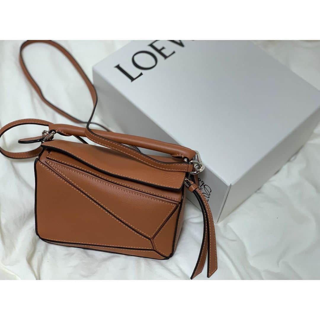 liiiiche23のインスタグラム：「・﻿ ・﻿ ずーっと悩んでたロエベのパズルミニ🧩﻿ @loewe  ﻿ ショップで見ては悩みを繰り返して、ようやく🥺﻿ 今回も見送るはずやったのに、﻿ タイミングが合わず、いつも遭遇できてなかった担当さんがいらっしゃって笑﻿ もうすぐ値上がりすると聞いて、ついに決断🧩﻿ ﻿ このキャメルの色味が可愛すぎる🧸﻿ ・﻿ ・ #loewe #loewebag #loewepuzzle #loewepuzzlebag #ロエベ #shopping #fashion #newin #camel #キャメル」