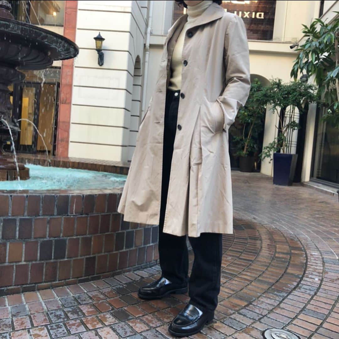 のインスタグラム：「#原宿シカゴ竹下店﻿ ﻿ 【　🧥コートスタイル👞　】 ﻿ ﻿ 今回はコートスタイルで﻿ コーディネートを組んでみました🔥﻿ ﻿ 秋冬の主役となる必須アイテムです！﻿ 普段のお出かけの時はもちろん﻿ ビジネスシーンでもお使いいただけるので﻿ とてもおすすめの1枚です☝️﻿ ﻿ トレンチコートやチェスターコート﻿ ダッフルコートなど様々な種類﻿ 取り揃えております！﻿ ﻿ 皆様のご来店お待ちしております💫﻿ ﻿ 原宿シカゴ竹下店﻿ 東京都渋谷区神宮前1-7-1 B1F﻿ 03-6721-0580﻿ 営業時間 12時〜20時(短縮営業)﻿ JR原宿駅から徒歩3分﻿ 東京メトロ明治神宮前駅から徒歩5分﻿ ﻿ #コート #トレンチコート﻿ #ダッフルコート #coat #casual﻿ #原宿#原宿シカゴ#竹下通り#古着#古着屋#古着屋さん﻿ #古着女子#古着男子#フルジョ#フルダン#フリクロ﻿ #原宿#下北沢#吉祥寺#京都﻿ #harajuku#harajukuchicago#takeshitastreet﻿ #usedfashion#usedstyle#usedmix﻿ #usedclothing#vintage#outfitsociety」