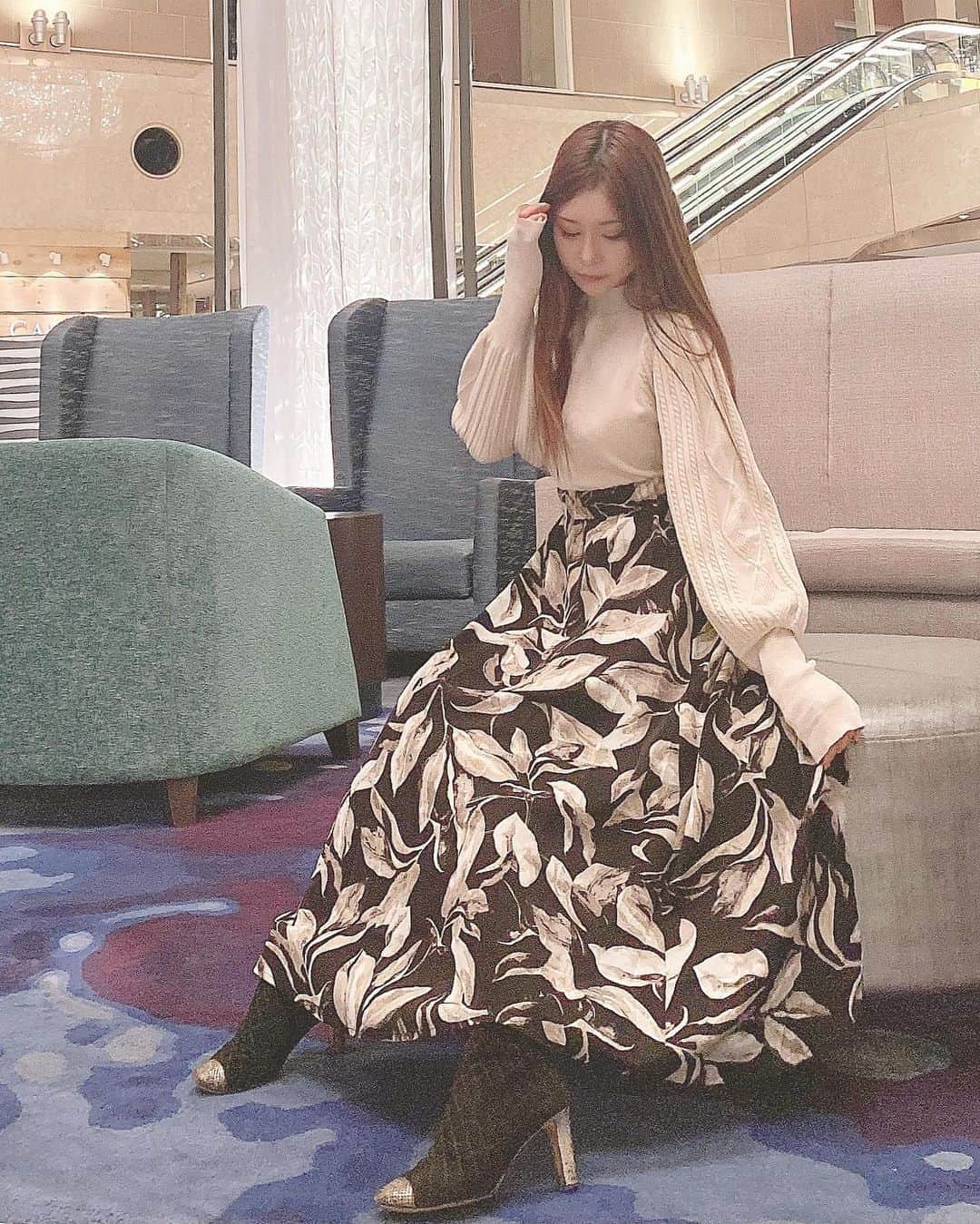 のインスタグラム：「涼しくなってきたのでさっそくfifthで秋冬ファッション🧥🍁 @fifth_store お手頃で使いやすいアイテムが探せる🎶 ふんわりとした袖がフェミニンなニット✖️エレガントなロングスカートを合わせてみました☺️ ロングスカートはウエストゴムでとても使いやすいのでハイウエスト風にするとスタイルアップ出来ますよ〜 柔らかなイメージの秋冬コーデです🍂  #fifth #フィフス #fifthtl #ケーブル編みボリュームスリーブニット#ウエストゴムフラワーフレアスカート #星玲奈レコメンド #スカートコーデ#ロングスカート#低身長コーデ#花柄#2020秋冬アイテム#秋冬コーディネート#秋冬コーデ#秋冬ファッション」