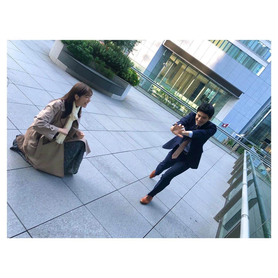 篠原光のインスタグラム：「. 今日の大型アップデートを楽しみにしていたゲーマーたち(@asuka_kijima )が、 どんなポーズで喜びを表現しようか話し合った結果…  1枚目 👨🏻「僕ポータル引きます」 👩🏻‍🦰「了解、私シールドセル巻きます」 👨🏻「あ結構追い詰められてる設定？！」  #確実に逃げポータル #そんな笑ってる場合じゃない #できれば牽制して欲しい場面  2枚目 👨🏻「僕ドローンで周り見ます」 👩🏻‍🦰「了解、私ソナーで検知します」 👨🏻「それは索敵過多」  #アタッカー急募 #アシスト狙いの検知 #ランクあるある」
