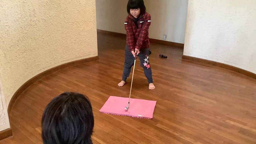 須藤弥勒さんのインスタグラム写真 - (須藤弥勒Instagram)「群馬にいるときの我が家の朝です。  ご飯を食べてから、学校にいく前に暗算勝負、それから家内がフォームチェックをしてしっかりとのるべき軸に乗っているか、見てくれる。  元アイススケートの日本代表選手。。。誰よりも乗っている軸を見るのが上手い！！  This is our typical morning in Gunma before going to school. The kids do a mathematics completion and then my wife checks my daughters swing ( if it is on the pivot) Lots of laughs and seriousness to wake up the mind.  #暗算 #朝の運動 #頭の体操 #wakingupthemind #humancalculators #soroban」11月5日 18時46分 - miroku_suto