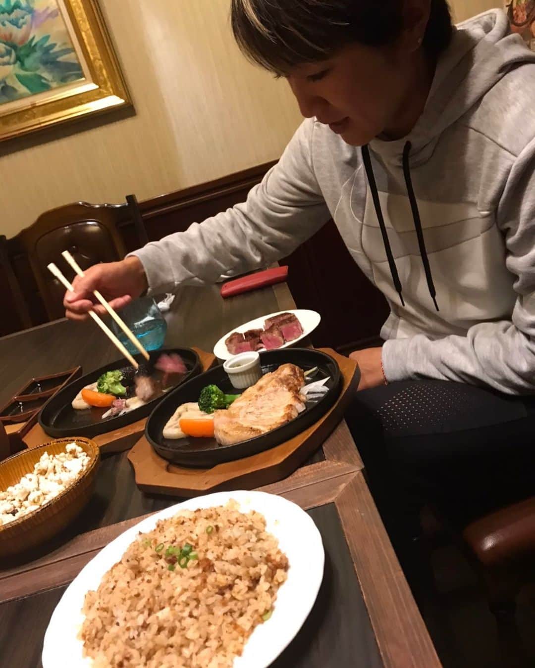 藤本麻子のインスタグラム：「🐮🐷🍚 ヒレとブタとガーリックライス大盛り 完食😋🙏🏼 . 胃袋が喜んでスキップしとるわ🕺🏼🕺🏼♪✨」