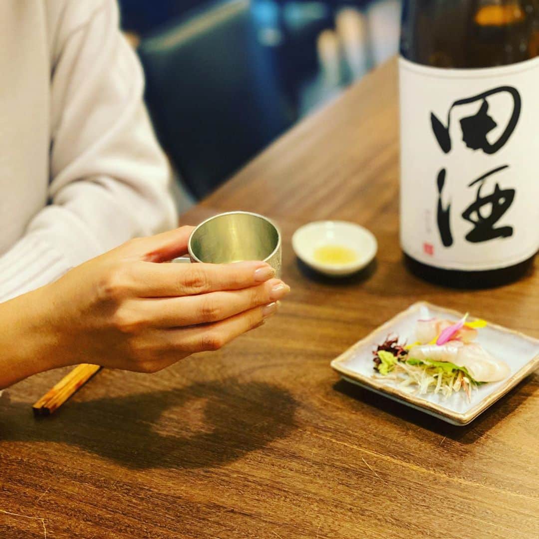 落合由佳のインスタグラム：「.✳︎ 美味しい海の幸を頂いていると、自然とお酒に手が伸びる。初めて日本酒を美味しいと思えた夜もそうでした☺️  #日本酒女子 #日本酒カレンダー #酒カレ #おちゃゆか #銀座グルメ #銀座ディナー #和食  #japanesesake #sakestagram」