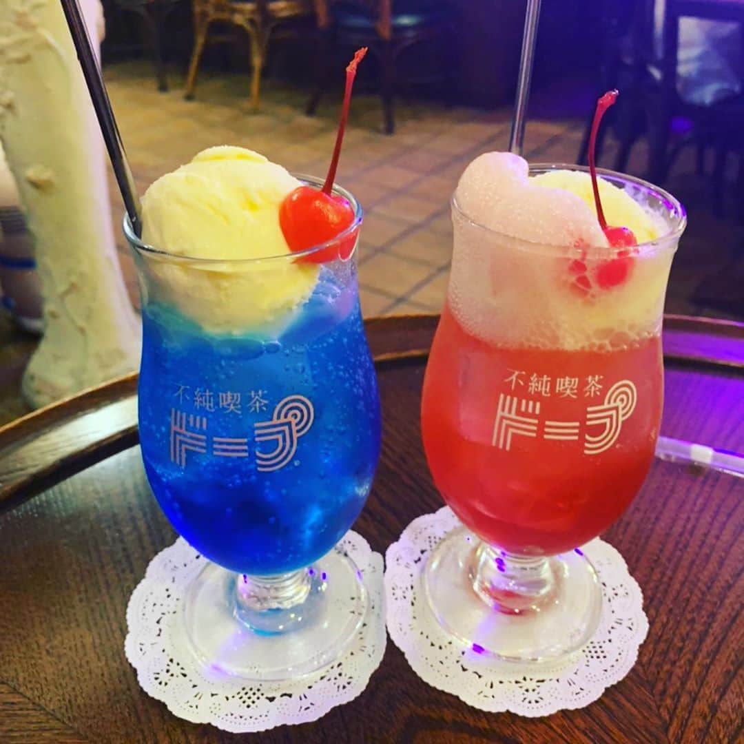 松浦志穂のインスタグラム：「#不純喫茶ドープ  滝野さんがすぐ混ぜたから右側のクリームソーダが泡立ってる😒😒 ・ 22日20時から赤羽さん滝野さんと3人のトーク配信がシルクハットであります。どういう3人？？という方、気になる方は私のTwitter見てください🙇‍♀️🙇‍♀️ご参加お待ちしてます。 ・ #不純喫茶ドープ  #クリームソーダ  #ノスタルジー #昭和レトロ」