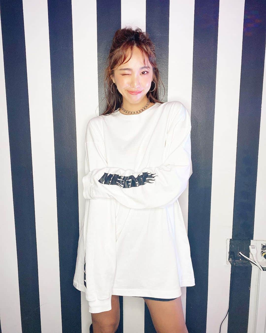 藤森マリナさんのインスタグラム写真 - (藤森マリナInstagram)「#まりなはんコーデ * * SEVENHOUSEの リニューアルレセプション♡ のときのコーデは 大好きなビッグシルエット🖤🤍 #ロンt → @tain_doublepush #taindoublepush * * これリバーシブルやから めっちゃ使える！ プリントデザインがいつもめっちゃ可愛い💙 横にswipe⇒✧ •̀.̫•́✧⇒ * * * #ビッグシルエット#メンズファッション#メンズライク#ユニセックスコーデ#SEVENHOUSE#プリントtシャツ」11月5日 18時48分 - maaarina0806