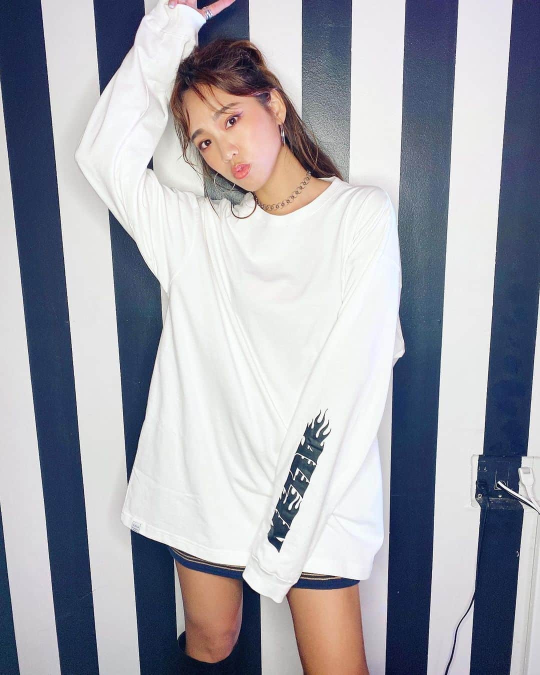 藤森マリナさんのインスタグラム写真 - (藤森マリナInstagram)「#まりなはんコーデ * * SEVENHOUSEの リニューアルレセプション♡ のときのコーデは 大好きなビッグシルエット🖤🤍 #ロンt → @tain_doublepush #taindoublepush * * これリバーシブルやから めっちゃ使える！ プリントデザインがいつもめっちゃ可愛い💙 横にswipe⇒✧ •̀.̫•́✧⇒ * * * #ビッグシルエット#メンズファッション#メンズライク#ユニセックスコーデ#SEVENHOUSE#プリントtシャツ」11月5日 18時48分 - maaarina0806