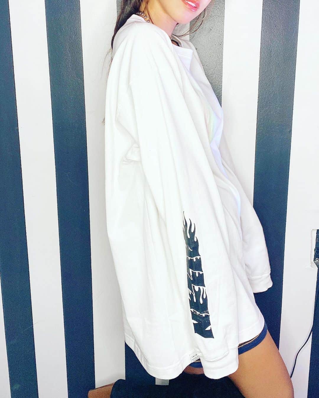 藤森マリナさんのインスタグラム写真 - (藤森マリナInstagram)「#まりなはんコーデ * * SEVENHOUSEの リニューアルレセプション♡ のときのコーデは 大好きなビッグシルエット🖤🤍 #ロンt → @tain_doublepush #taindoublepush * * これリバーシブルやから めっちゃ使える！ プリントデザインがいつもめっちゃ可愛い💙 横にswipe⇒✧ •̀.̫•́✧⇒ * * * #ビッグシルエット#メンズファッション#メンズライク#ユニセックスコーデ#SEVENHOUSE#プリントtシャツ」11月5日 18時48分 - maaarina0806