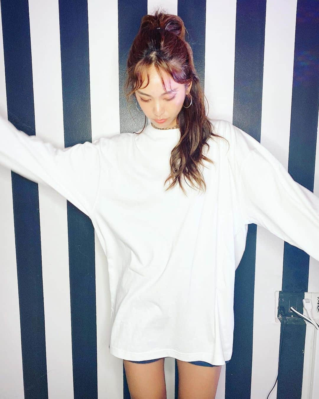 藤森マリナさんのインスタグラム写真 - (藤森マリナInstagram)「#まりなはんコーデ * * SEVENHOUSEの リニューアルレセプション♡ のときのコーデは 大好きなビッグシルエット🖤🤍 #ロンt → @tain_doublepush #taindoublepush * * これリバーシブルやから めっちゃ使える！ プリントデザインがいつもめっちゃ可愛い💙 横にswipe⇒✧ •̀.̫•́✧⇒ * * * #ビッグシルエット#メンズファッション#メンズライク#ユニセックスコーデ#SEVENHOUSE#プリントtシャツ」11月5日 18時48分 - maaarina0806