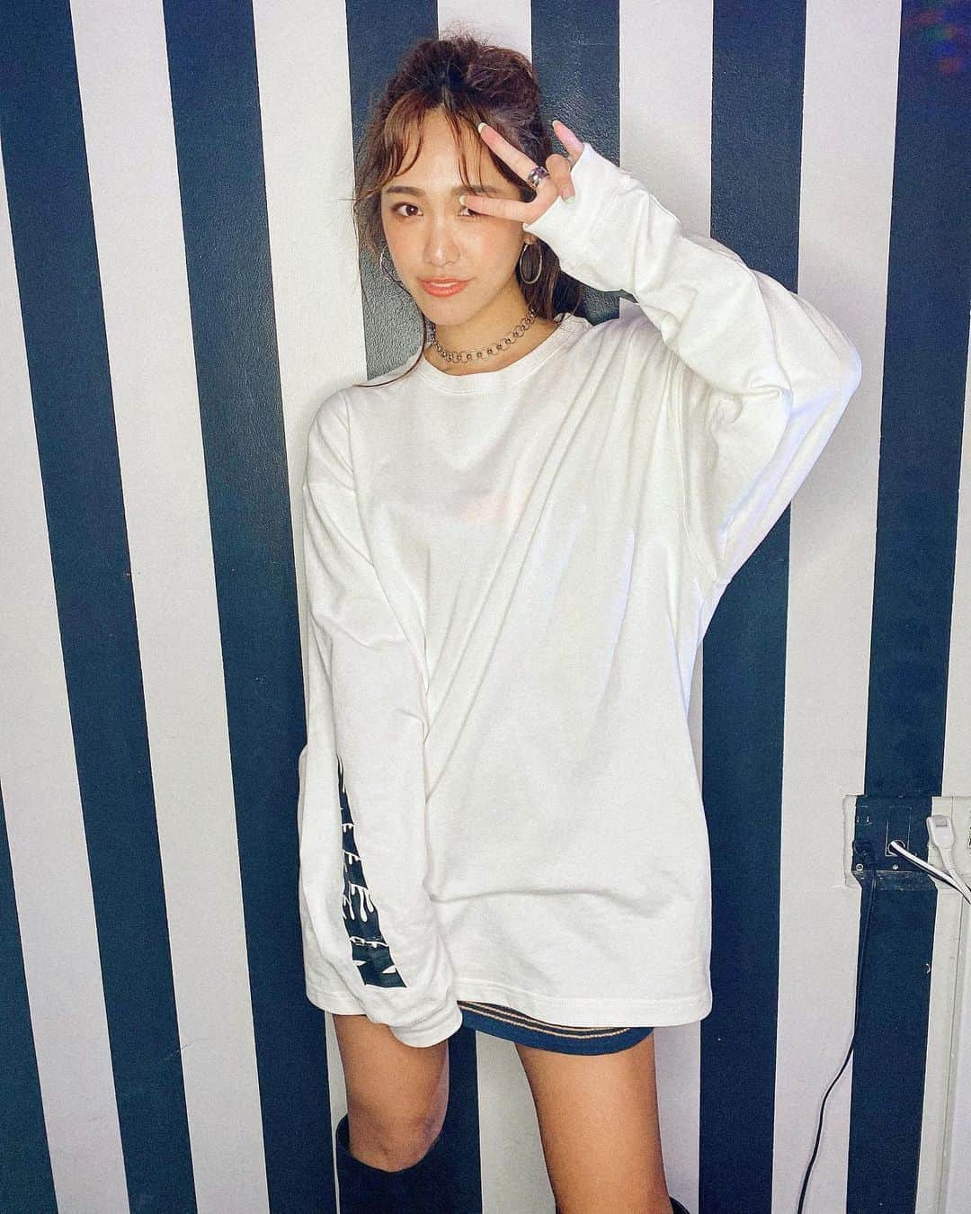 藤森マリナさんのインスタグラム写真 - (藤森マリナInstagram)「#まりなはんコーデ * * SEVENHOUSEの リニューアルレセプション♡ のときのコーデは 大好きなビッグシルエット🖤🤍 #ロンt → @tain_doublepush #taindoublepush * * これリバーシブルやから めっちゃ使える！ プリントデザインがいつもめっちゃ可愛い💙 横にswipe⇒✧ •̀.̫•́✧⇒ * * * #ビッグシルエット#メンズファッション#メンズライク#ユニセックスコーデ#SEVENHOUSE#プリントtシャツ」11月5日 18時48分 - maaarina0806