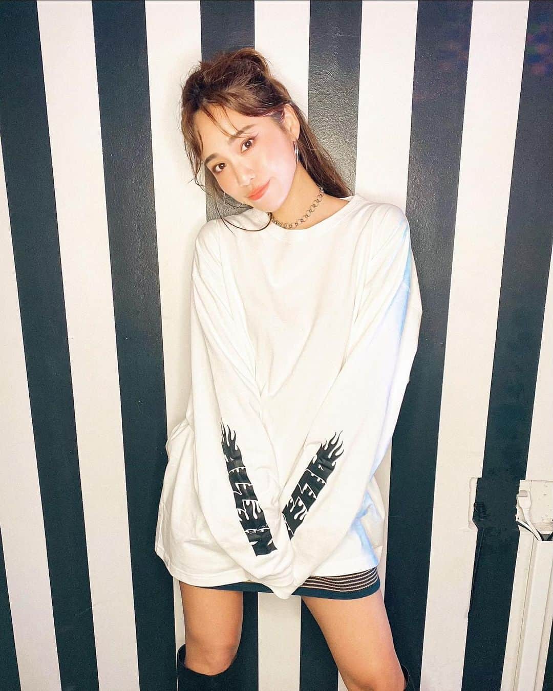 のインスタグラム：「#まりなはんコーデ * * SEVENHOUSEの リニューアルレセプション♡ のときのコーデは 大好きなビッグシルエット🖤🤍 #ロンt → @tain_doublepush #taindoublepush * * これリバーシブルやから めっちゃ使える！ プリントデザインがいつもめっちゃ可愛い💙 横にswipe⇒✧ •̀.̫•́✧⇒ * * * #ビッグシルエット#メンズファッション#メンズライク#ユニセックスコーデ#SEVENHOUSE#プリントtシャツ」