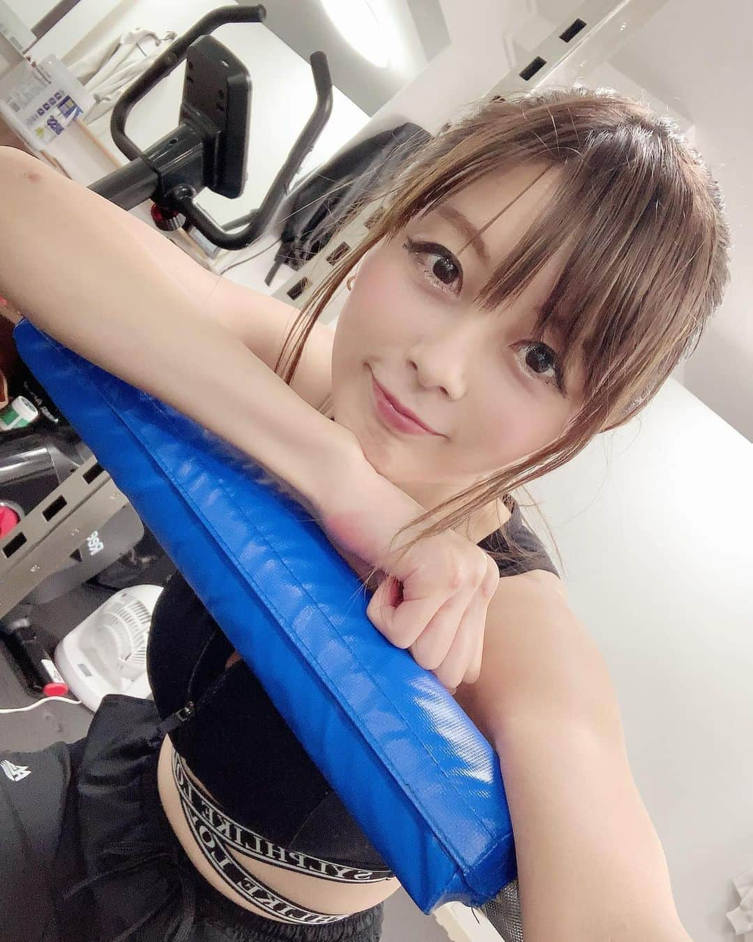 satomiさんのインスタグラム写真 - (satomiInstagram)「🏋️‍♂️(@burningincofficial)🏋️‍♂️ ・  新宿のパーソナルジムBURNING！ 今日から今まで避けてきた食事制限開始😎 トレーニングはもちろんしっかり食事の指導も してもらいました💕 ・ 4ヶ月後変わります！！ ・ 手ぶらで行けるし新宿、新宿三丁目、東新宿からも行けるのでアクセスいいのがありがたいね☺️ ・ #筋トレ  #パーソナルトレーニング  #筋肉 #トレーニングウェア #筋トレ女子 #フィットネス女子 #トレーニングウェア #プロテイン  #ダイエット  #プロテイン #イケメントレーナー #美人トレーナー #新宿 #東新宿 #新宿五丁目 #新宿三丁目駅 #新宿ジム #歌舞伎町」11月5日 18時50分 - saatoomii47